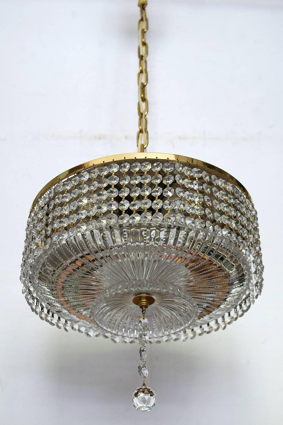 Merveilleux lustre suspendu en verre de cristal, laiton et chrome.
Allemagne, années 1960. 

Mesures : 
Diamètre 12.6 In
Hauteur (corps) 12 pouces
Hauteur (totale) 35 pouces
Douilles de lampe 6