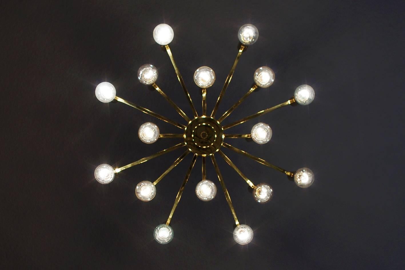 Wonderful vintage 16 Arm modernist Sciolari chandelier.
Italy, 1960s.
Measure: Diameter 20 In
Height (body without bulbs) 9.5 In

