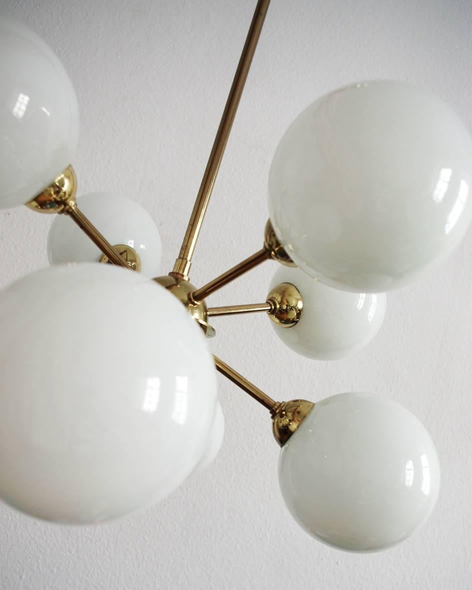 20ième siècle Lustre suspendu Sputnik allemand vintage à huit bras en laiton et globes en verre opalin  en vente