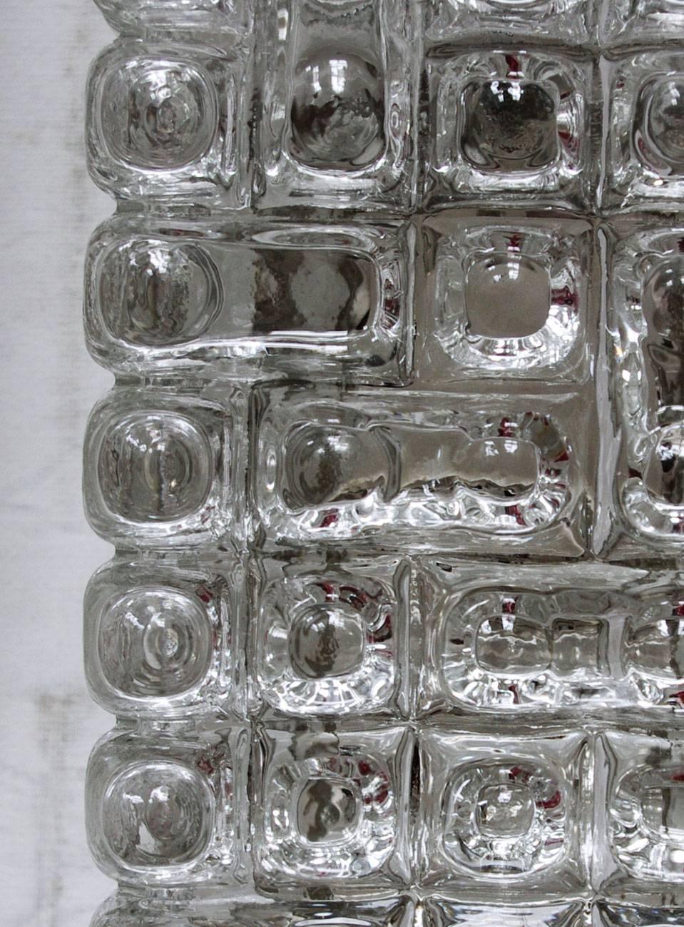 Deutsche Vintage-Decken- oder Wandleuchter aus geblasenem geometrischem Glas mit Einbaubeleuchtung, 1960er Jahre im Zustand „Gut“ im Angebot in Berlin, DE