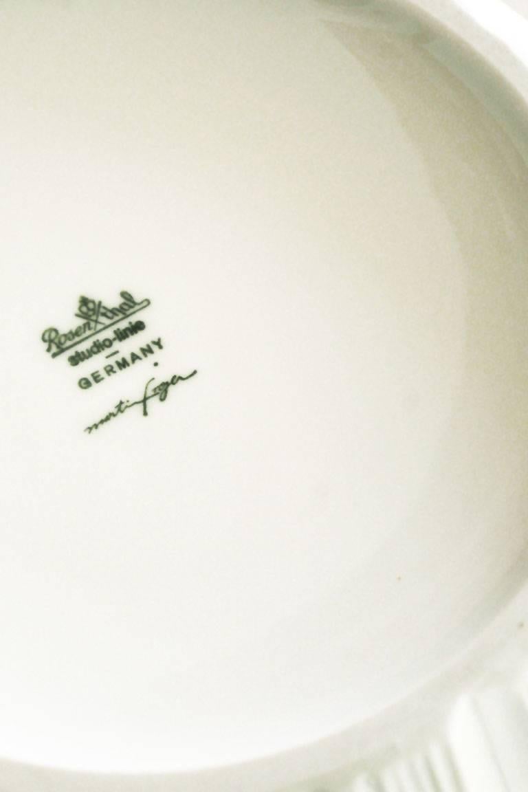 Große weiße Plissee-Vase aus Porzellan von Martin Freyer für Rosenthal, Deutschland im Zustand „Gut“ in Berlin, DE