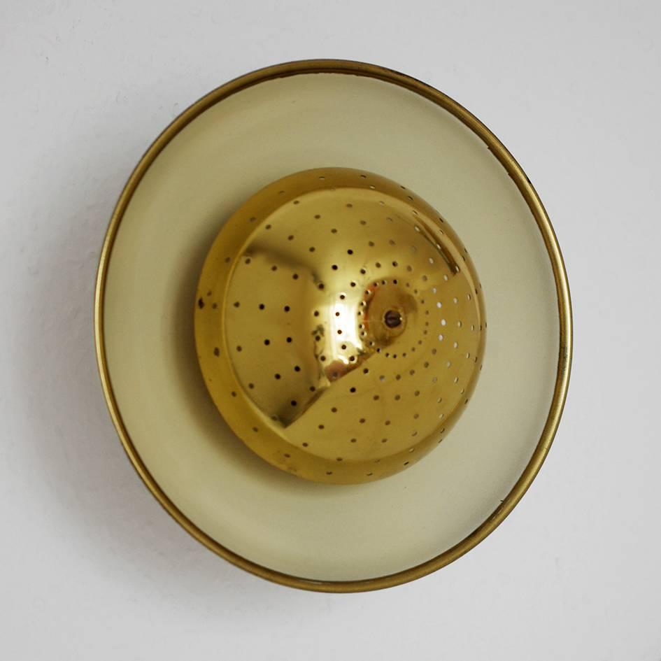 One of four rare Gino Sarfatti ceiling or wall recessed flush mounts.
Italy, 1950s.
Measures: Diameter: 8 In
Depth: 3.15 In(+2 In).