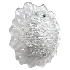 L'un des . Lights autrichiennes vintage en verre dépoli pour mur ou plafond, montées en affleurement, années 1960