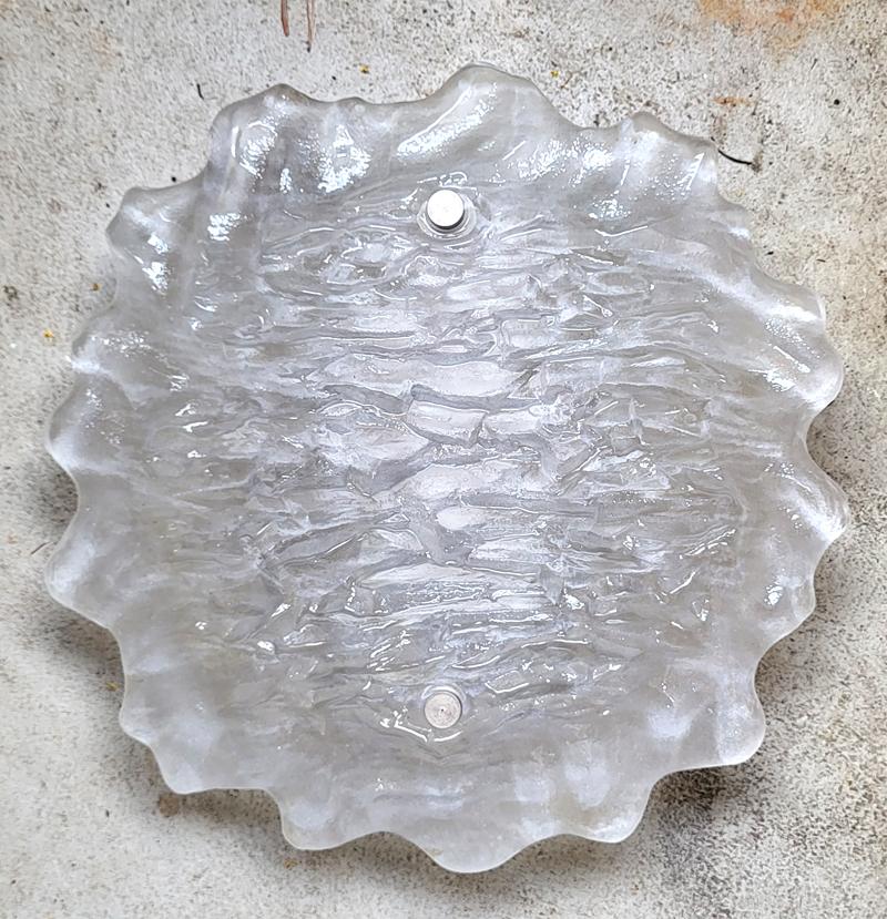 Une applique à encastrer en verre texturé Murano ice de Kalmar,
Autriche, années 1960.
Douilles de lampe : 2