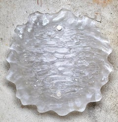 L'un des . Lights autrichiennes vintage en verre dépoli pour mur ou plafond, montées en affleurement, années 1960