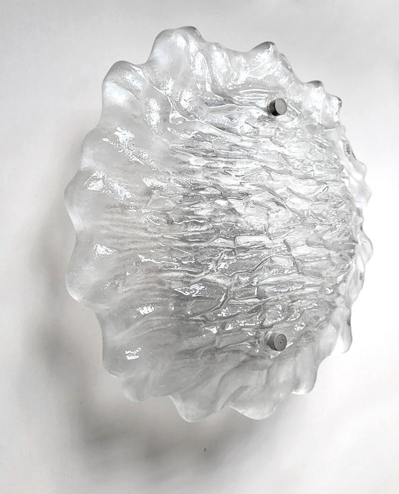 Mid-Century Modern L'un des . Lights autrichiennes vintage en verre dépoli pour mur ou plafond, montées en affleurement, années 1960 en vente