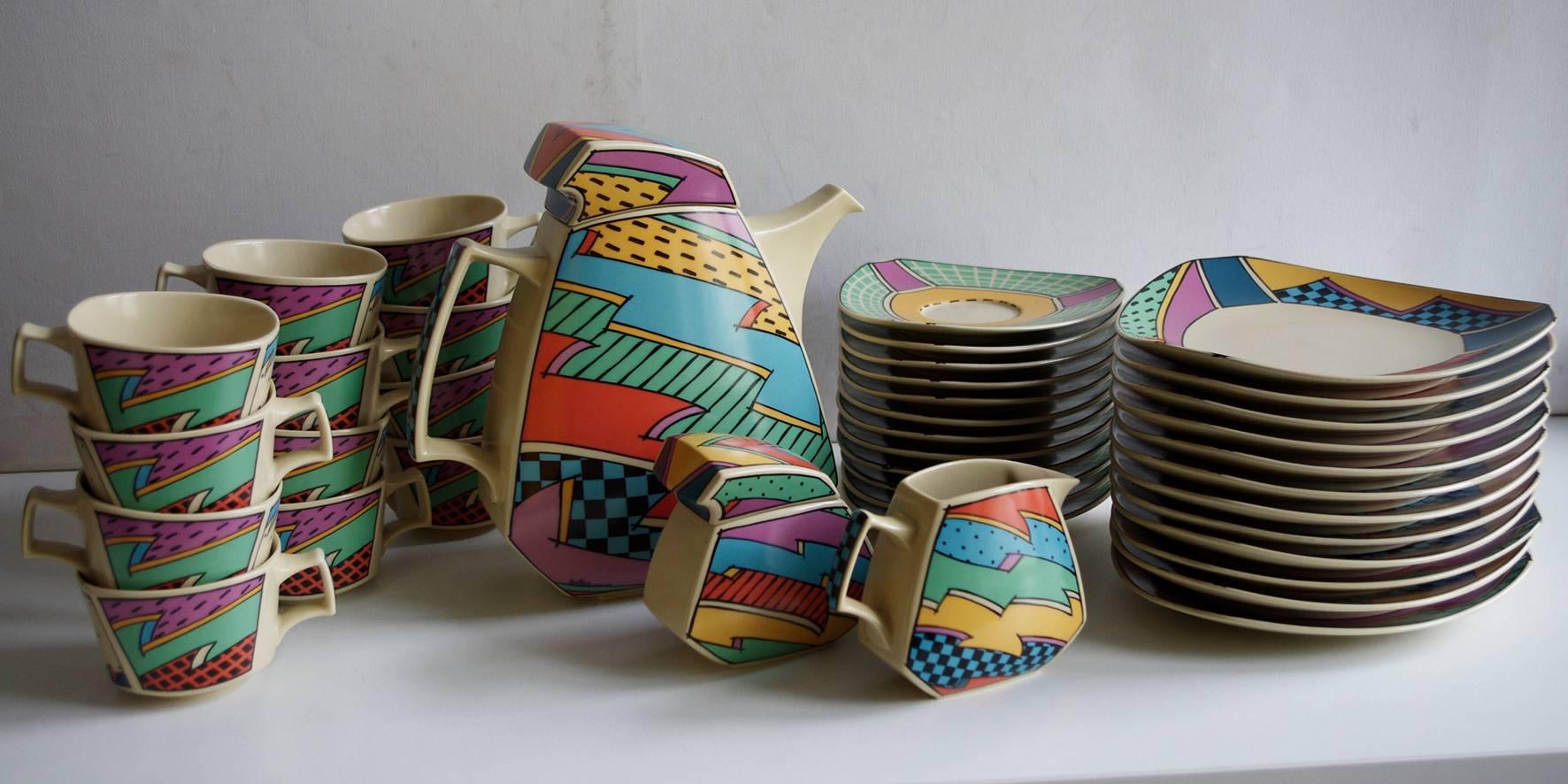 Luxurious porcelain dinnerware set - Flash One - by Dorothy Hafner for Rosenthal Studio-Line,
Germany, 1980s.

12x coffee or tea cups.
12x saucers.
12x dessert or breakfast plates.
1x creamer.
1x sugar bowl.
1x tea/coffee pot 1,7 l.