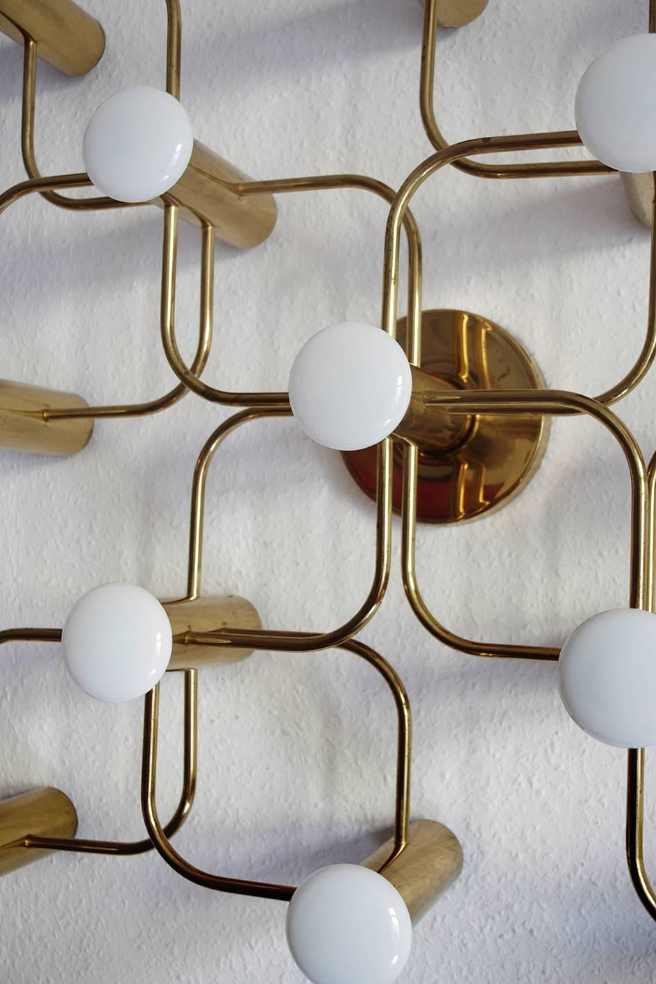 Sculptural Sciolari style ceiling or wall flush mount/chandelier in brass by Leola.
Germany, 1960s.