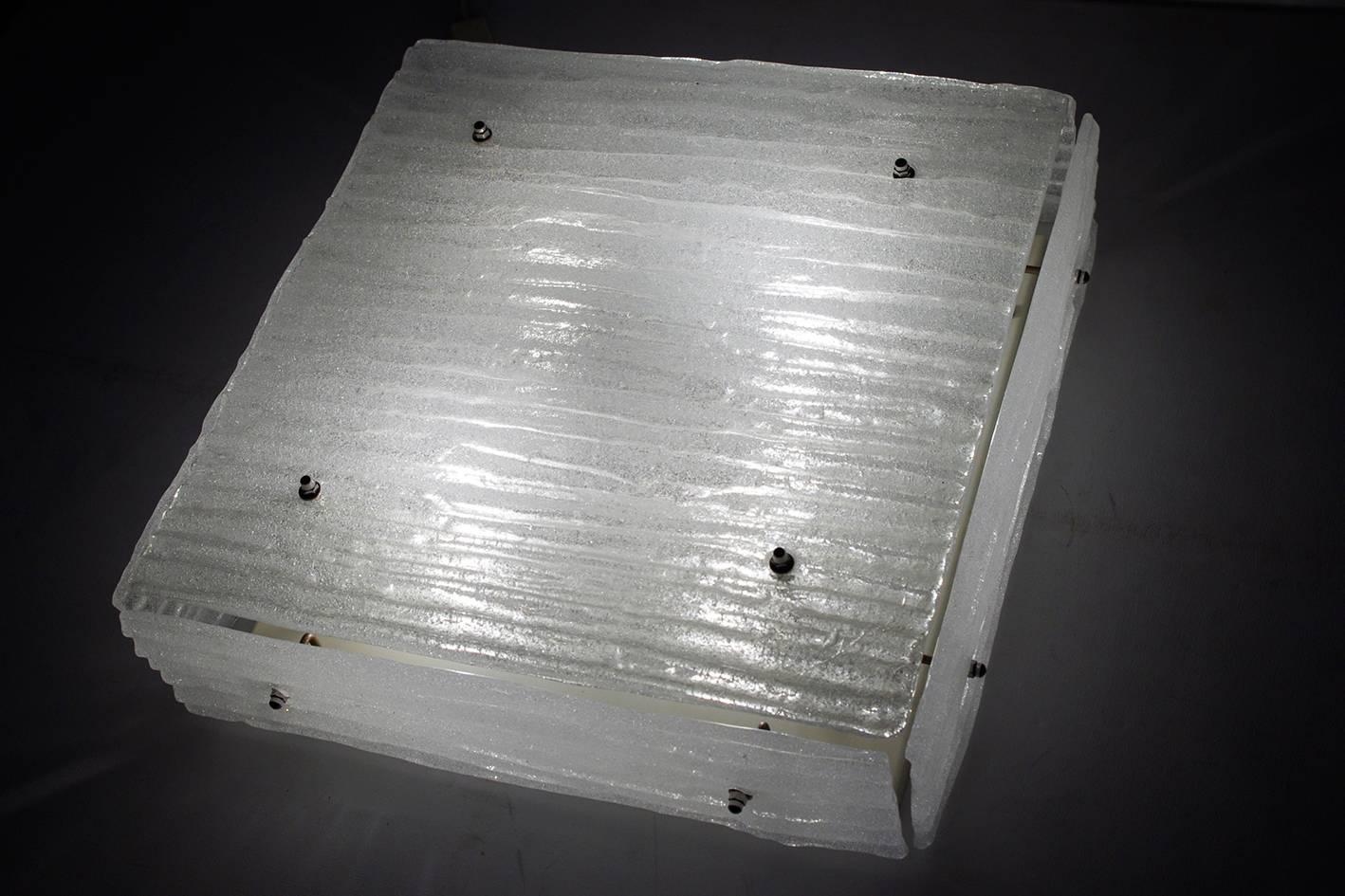 Seltene quadratische strukturierte weiße (nicht klar) Muranoglashalterung von J.T. Kalmar.
Österreich, 1960er Jahre. 

Lampenfassungen: Vier x E27 (US E26)