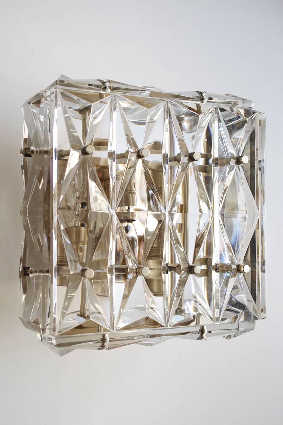 Ein Paar wunderschöner Kristallglas-Wand- oder Deckenhalterungen.
Österreich, 1960er Jahre

