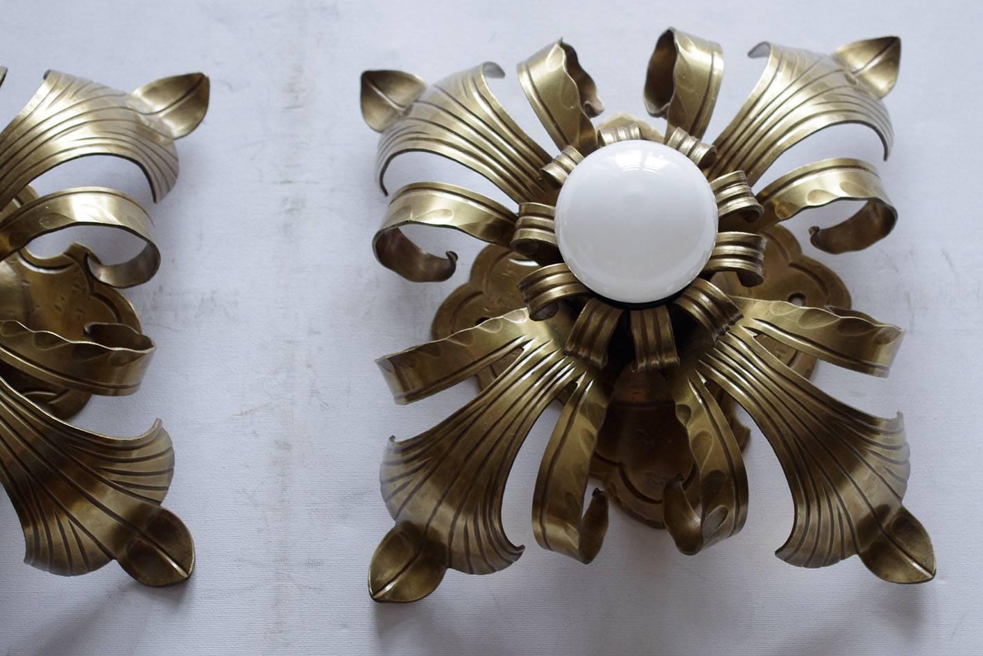 Beautiful pair of solid brass flower ceiling or wall flush mounts.
Italy, 1960s.

Lamp sockets: One x E27 (US E26).