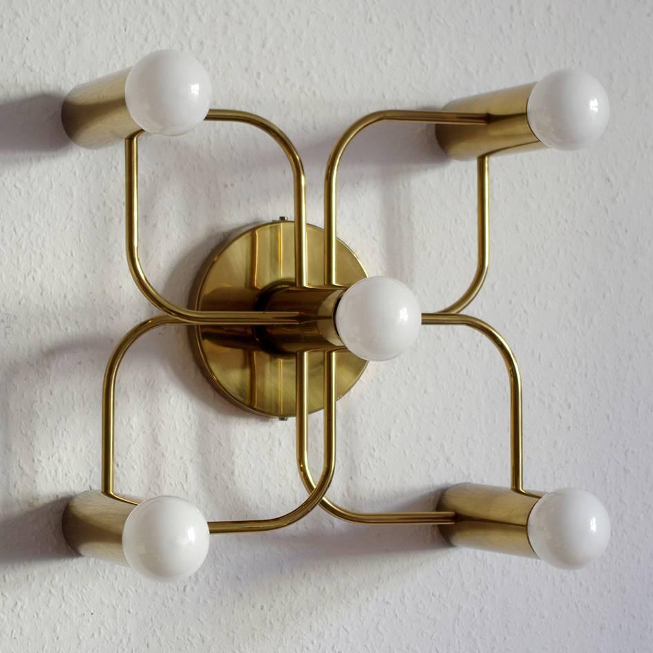 Beautiful Minimalist Sciolari style ceiling or wall flush mounts by Leola.
Germany, 1960s.
Polished brass version. Measure: Height 13.8 in, width 13.8 in, depth 7 in.

Other versions and models available (brushed brass, white lacquered, polished