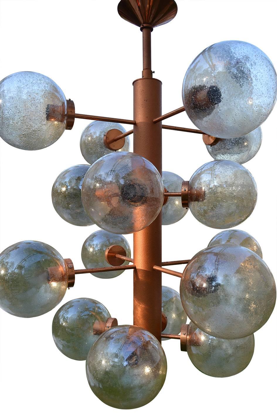 Pair of Giant Sputnik Chandeliers Pendants with 16 Glass Globes, Germany, 1960s In Good Condition In Berlin, DE