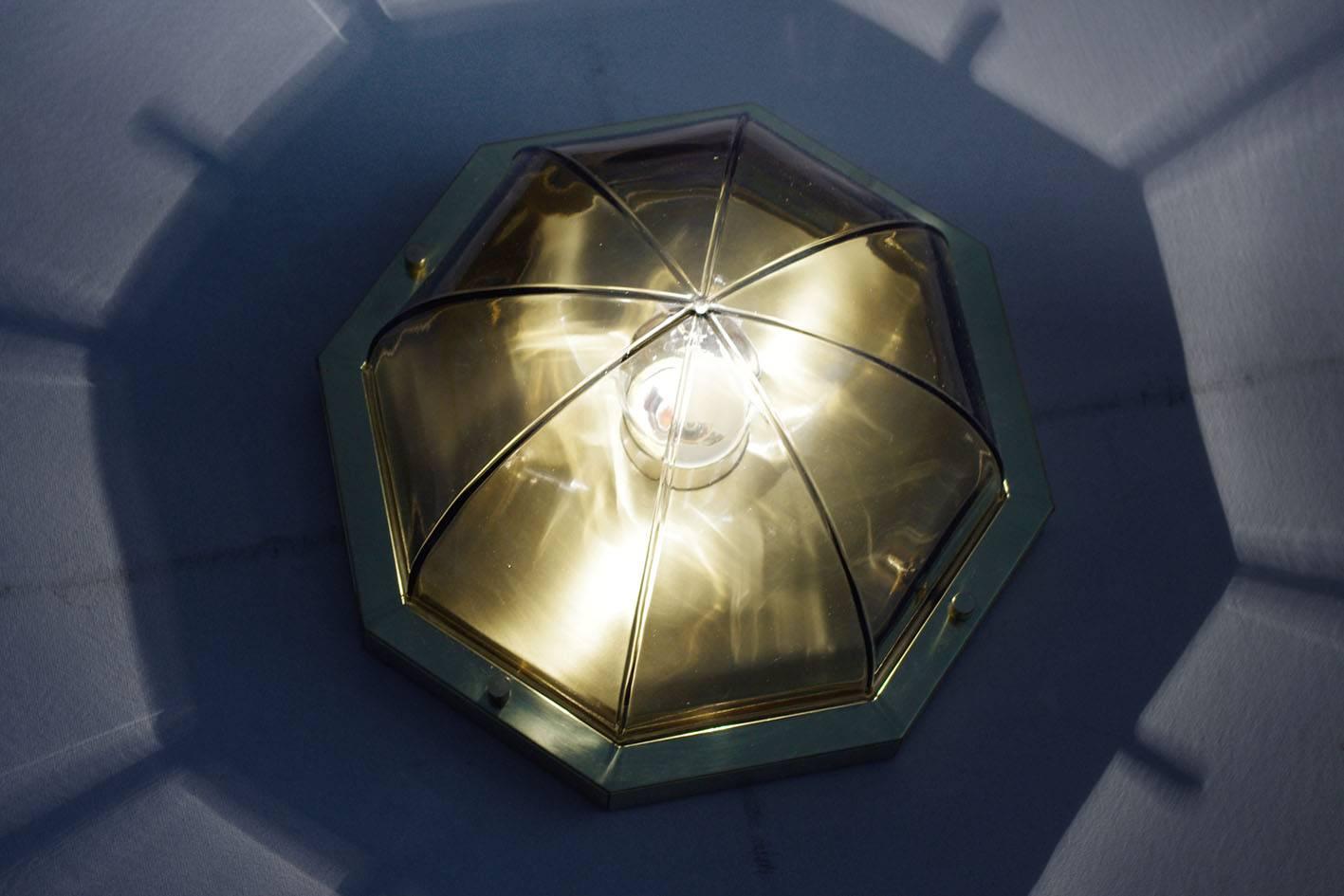 Allemand Grandes lampes de plafond ou murales allemandes en verre et laiton d'époque 1960 en vente