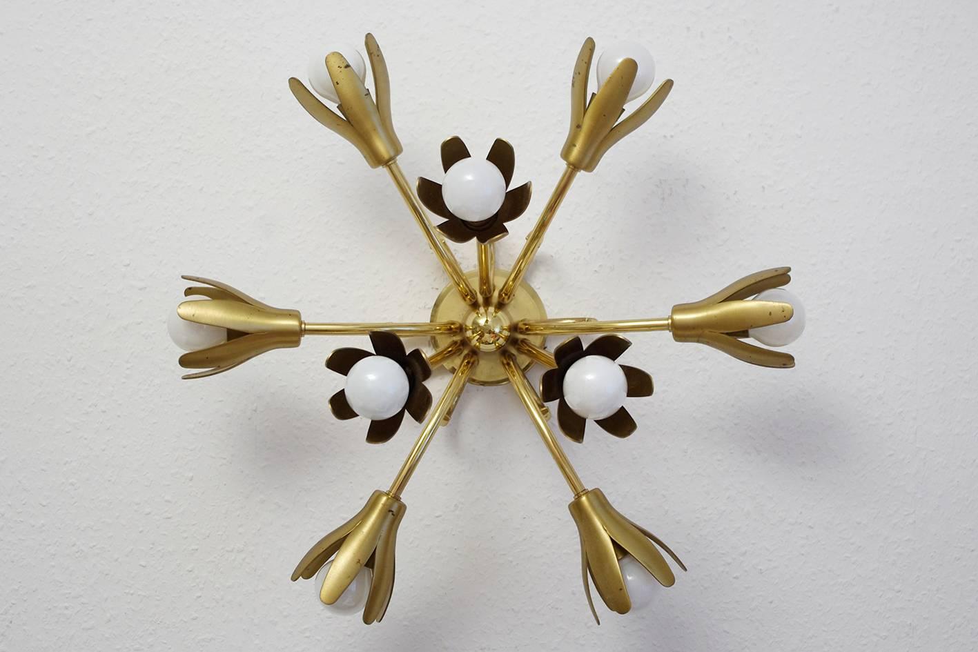 Beautiful solid polished and brushed brass flower chandelier with nine candelabra sockets.
Italy, 1950s