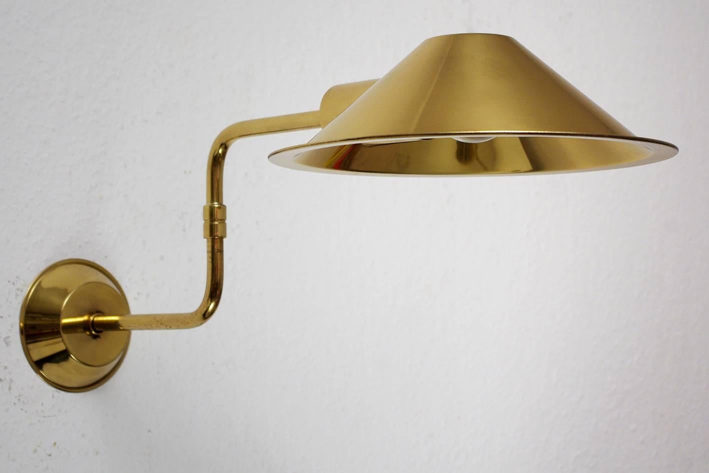 Elegant articulating wall light by Vereinigte Werkstatten.
Germany, 1960s.

Lamp sockets: 1x E27 (US E26).