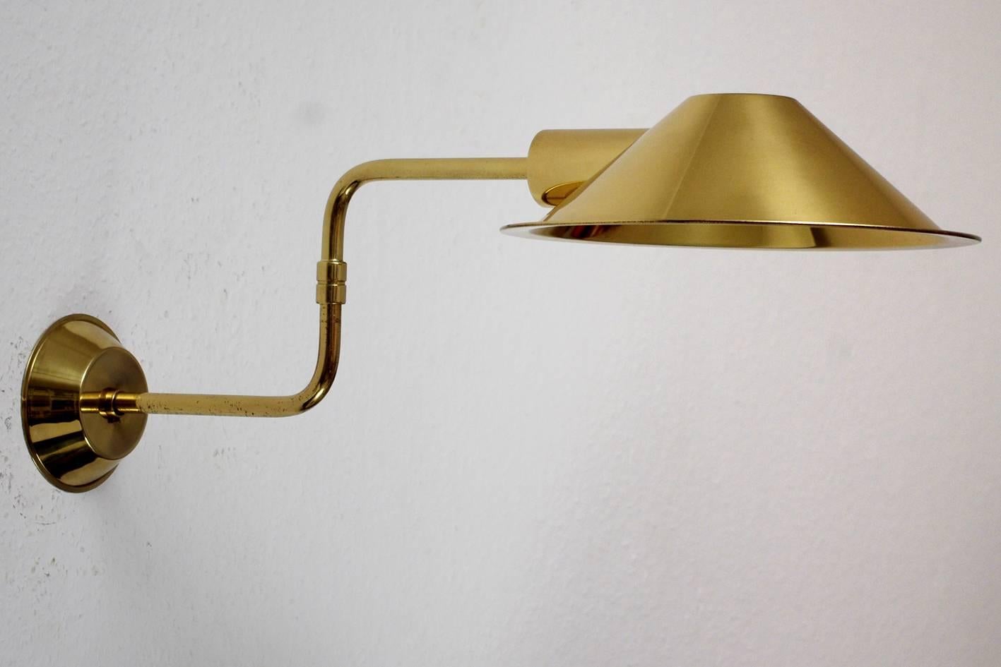 Rare Elegant German Solid Brass Swing Arm Wall Light Sconce, 1960s im Zustand „Hervorragend“ in Berlin, DE