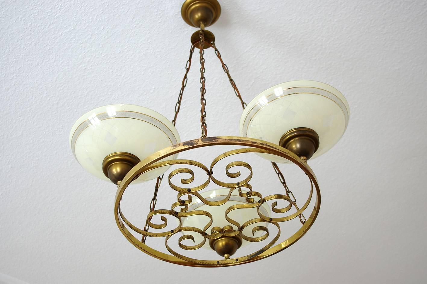 Bellissimo lampadario in ottone e vetro vintage di metà secolo.
Germania, anni '40
Zoccoli per lampade: 3x E27 (US E26) (ricablato)