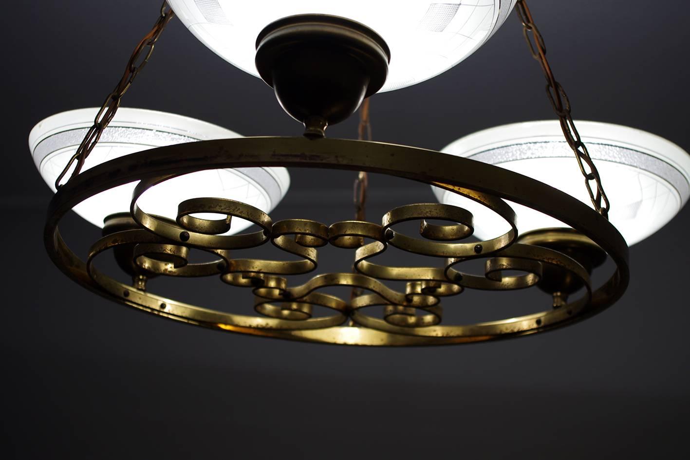 Lampadario tedesco d'epoca in ottone e vetro, anni '40 In condizioni buone in vendita a Berlin, DE