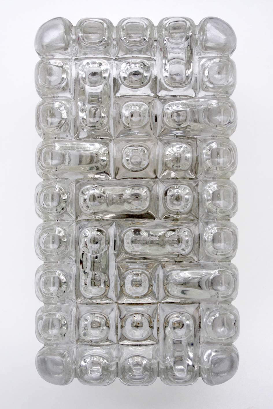 Eine von ... schönen minimalistischen mundgeblasenen Glaseinbauleuchten von Aloys F. Gangkofner.
Deutschland, 1960er Jahre.
Lampenfassungen: Eine x E27 (US E26).