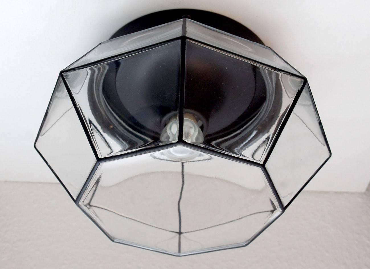 Eine der ... minimalistischen Unterputzleuchten aus geblasenem Glas und lackiertem Metall.
Deutschland, 1960er Jahre.

Lampenfassungen: Eine x E27 (US E26).