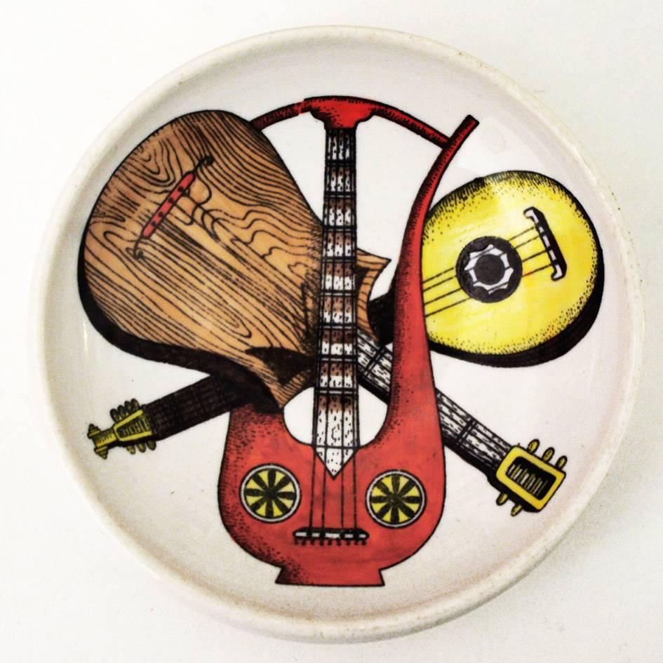 Piero Fornasetti Keramik Aschenbecher mit Musikinstrumenten dargestellt. 
Rückseitig signiert - 