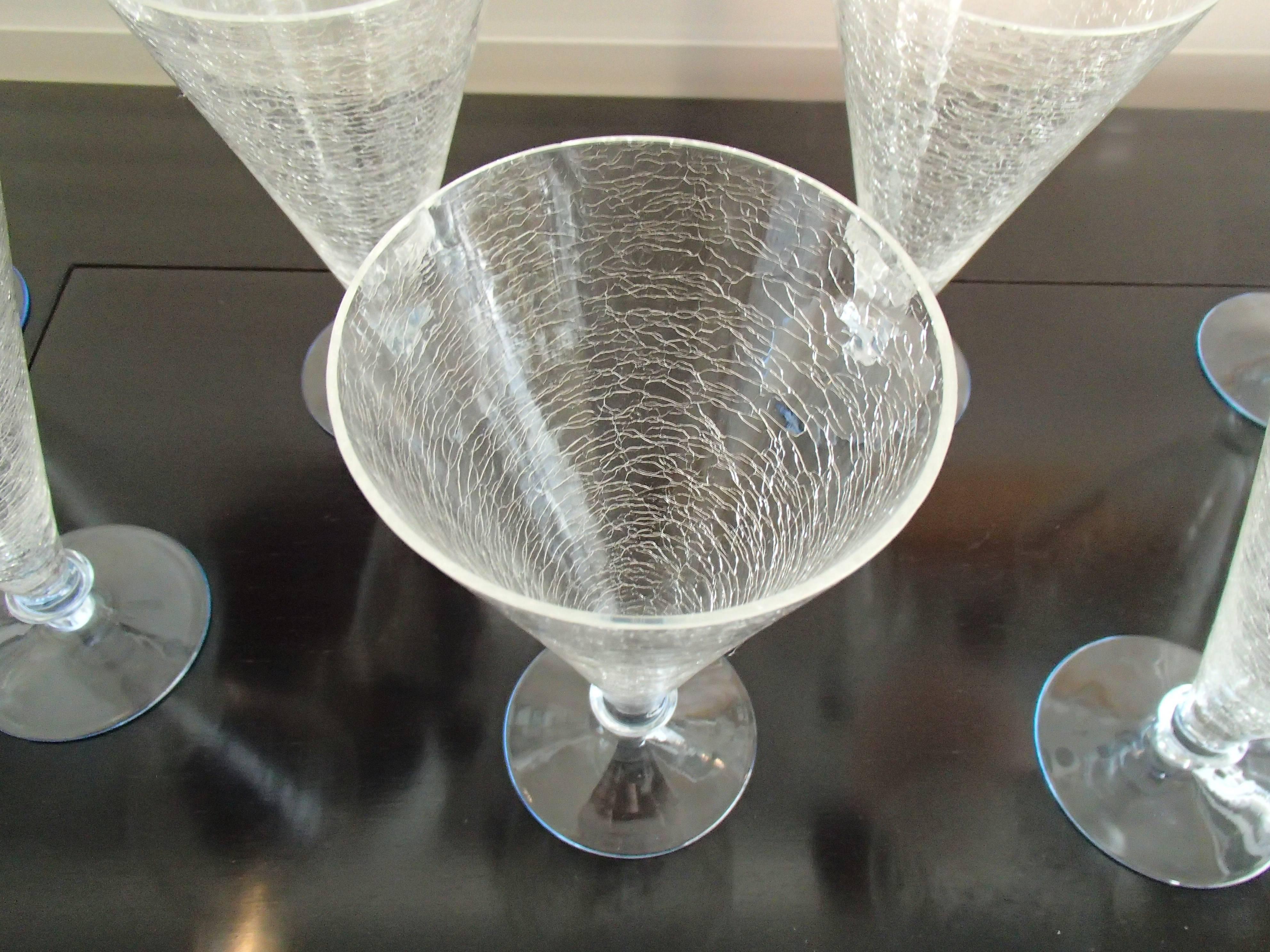 Français Huit verres Art Déco en verre de Cracquele avec base bleu clair en vente