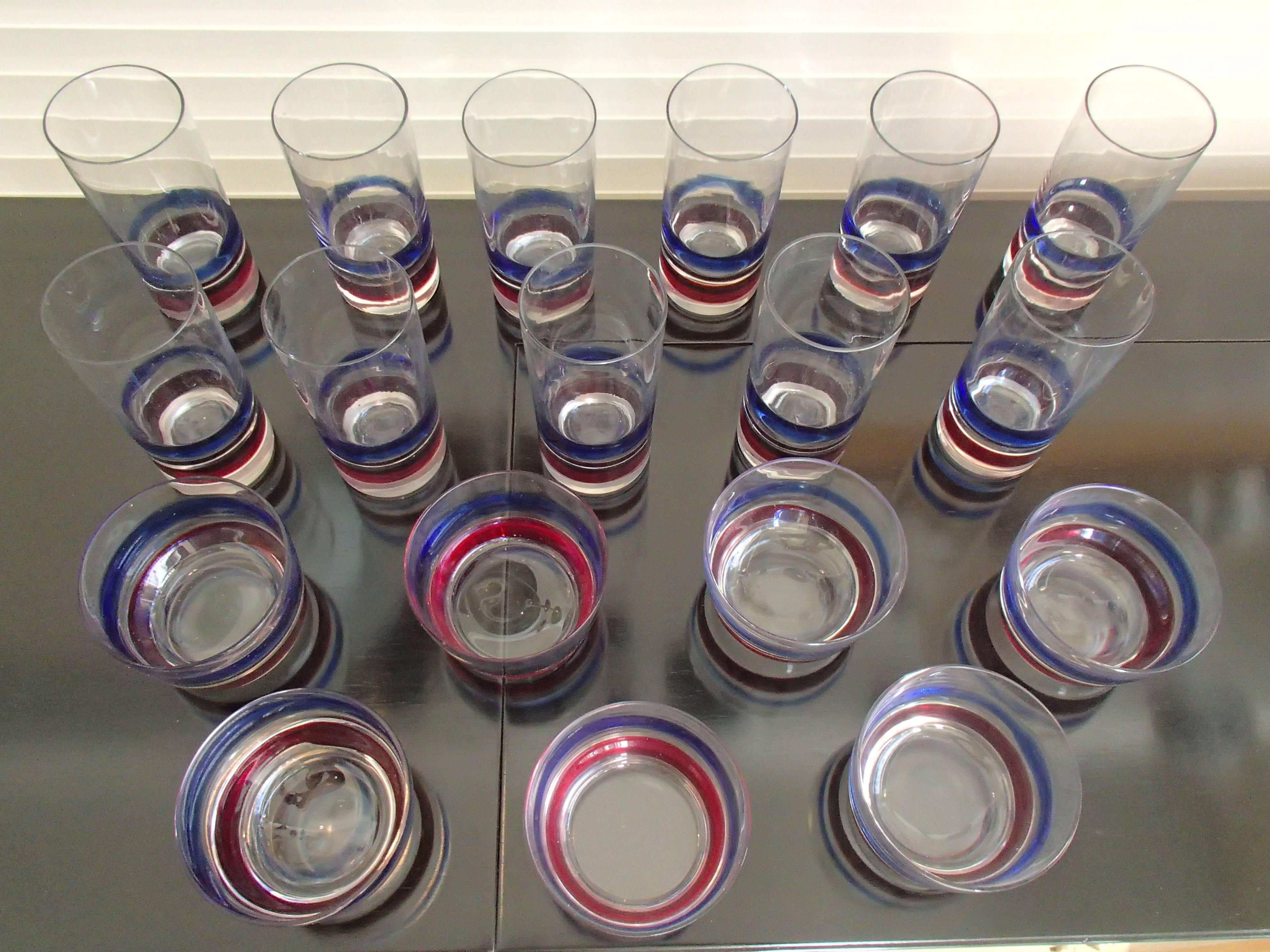 Mediados de siglo Siete copas y 11 vasos de agua, vasos largos Rojo Azul Fulvio Bianconi en Bueno estado para la venta en Schöfflisdorf, CH