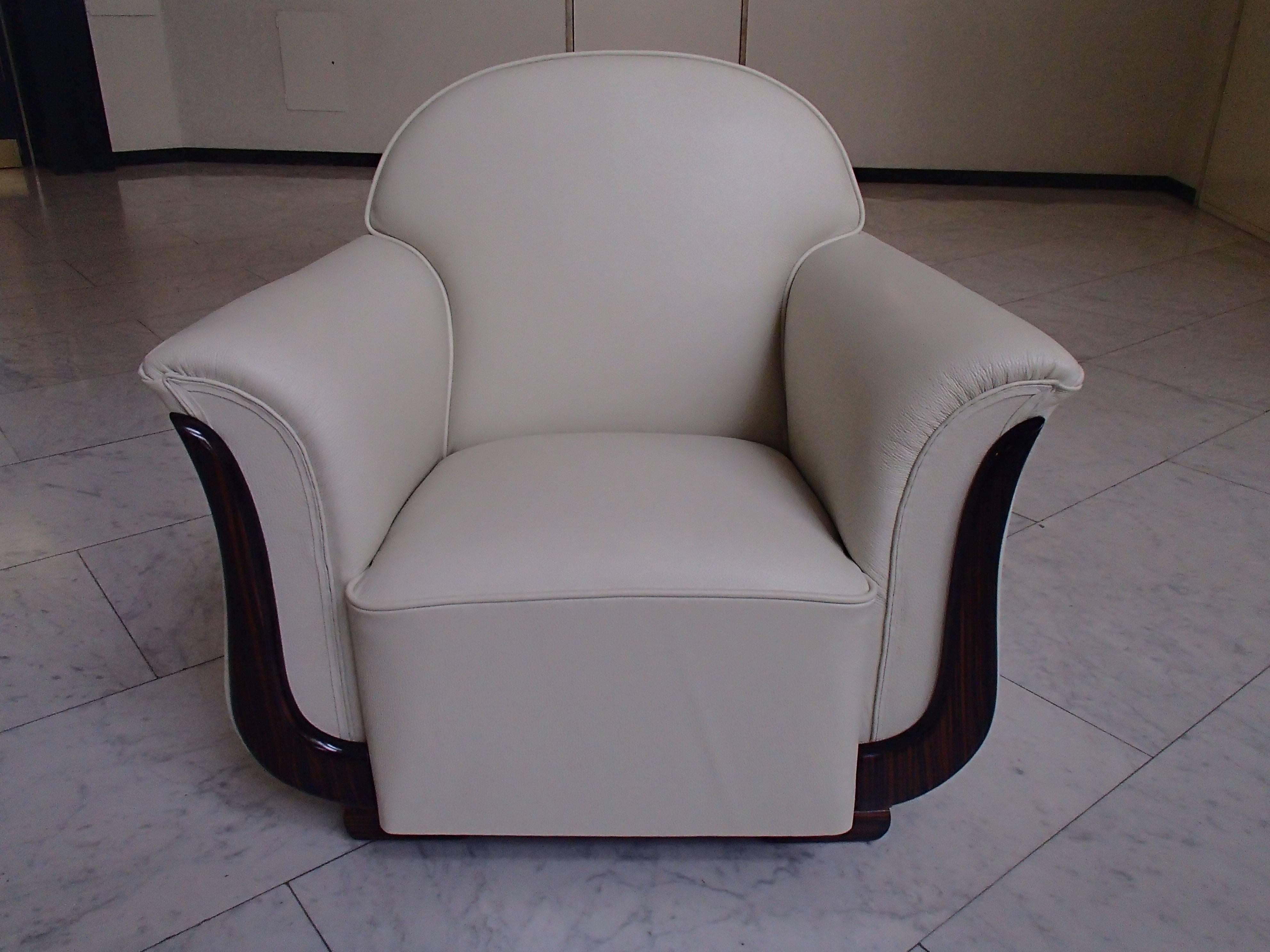 Completely restored reupholstered and covered with off-white leather with ebene de Macassar decors.