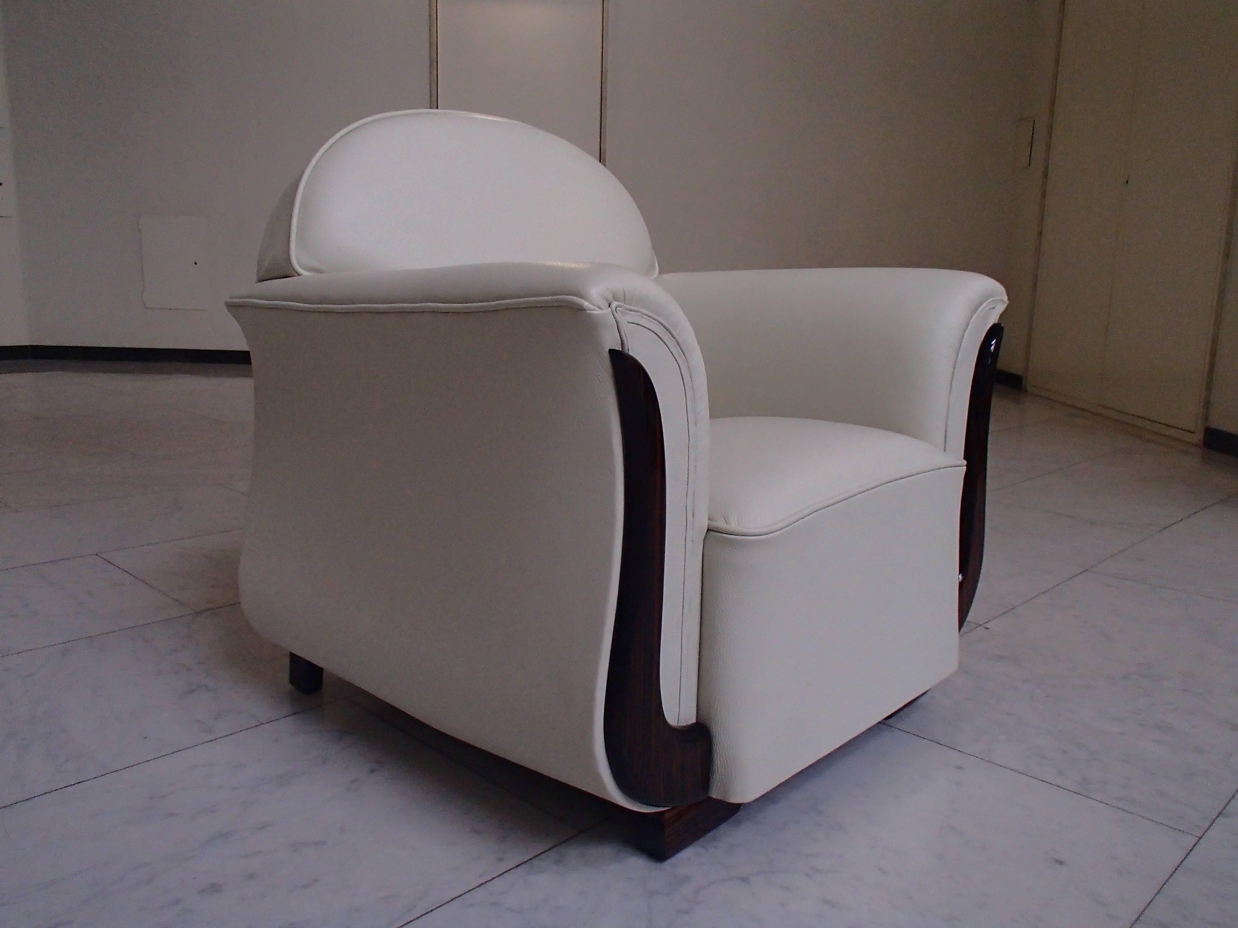 Art-Déco-Sessel aus cremefarbenem Leder und Makassar-Dekorateuren (Art déco) im Angebot
