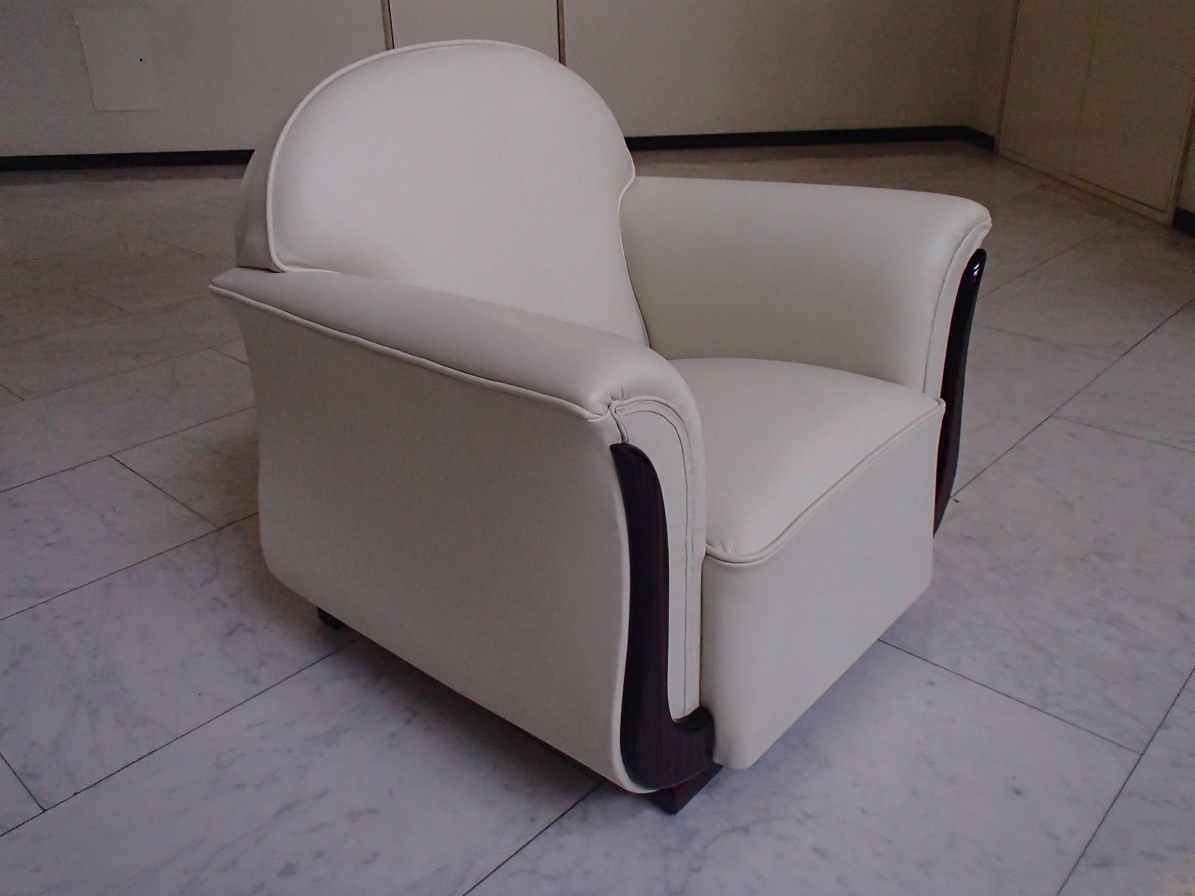 Art-Déco-Sessel aus cremefarbenem Leder und Makassar-Dekorateuren (Französisch) im Angebot