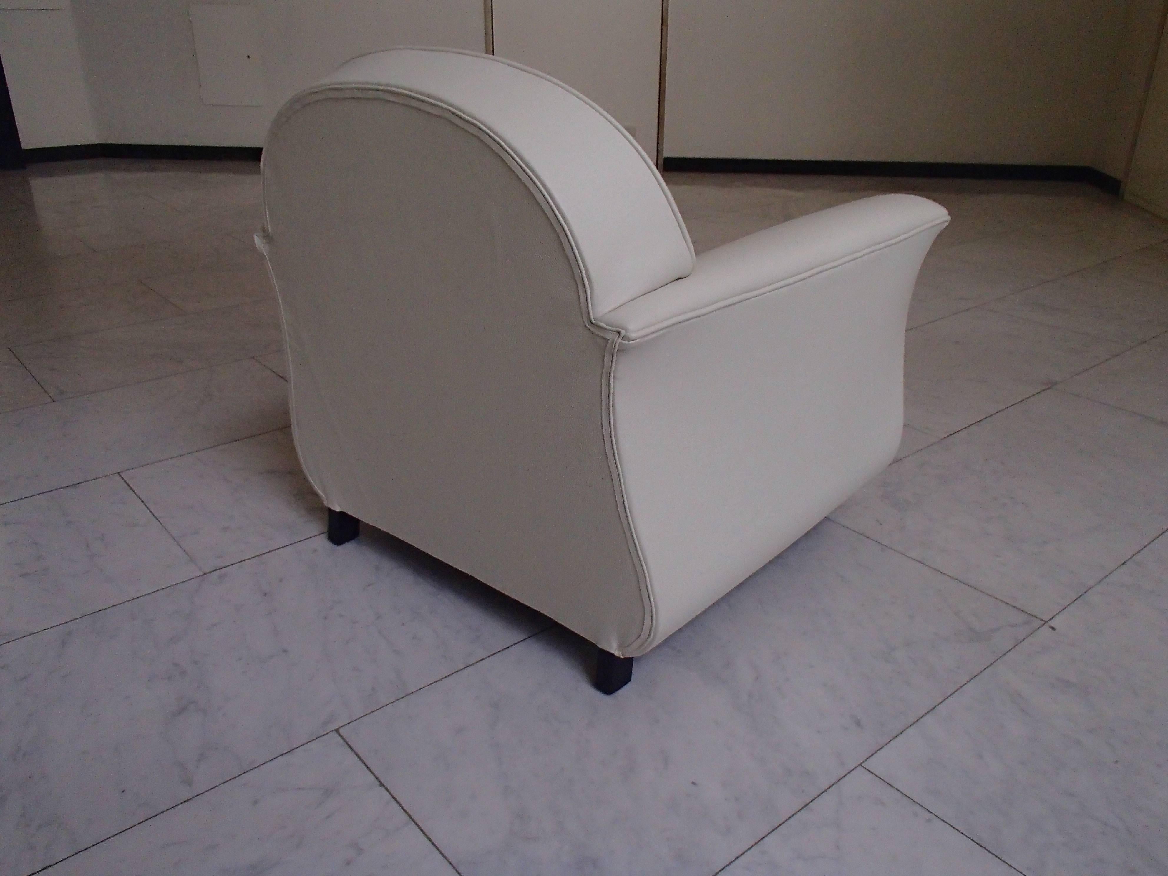 Art-Déco-Sessel aus cremefarbenem Leder und Makassar-Dekorateuren (Furnier) im Angebot
