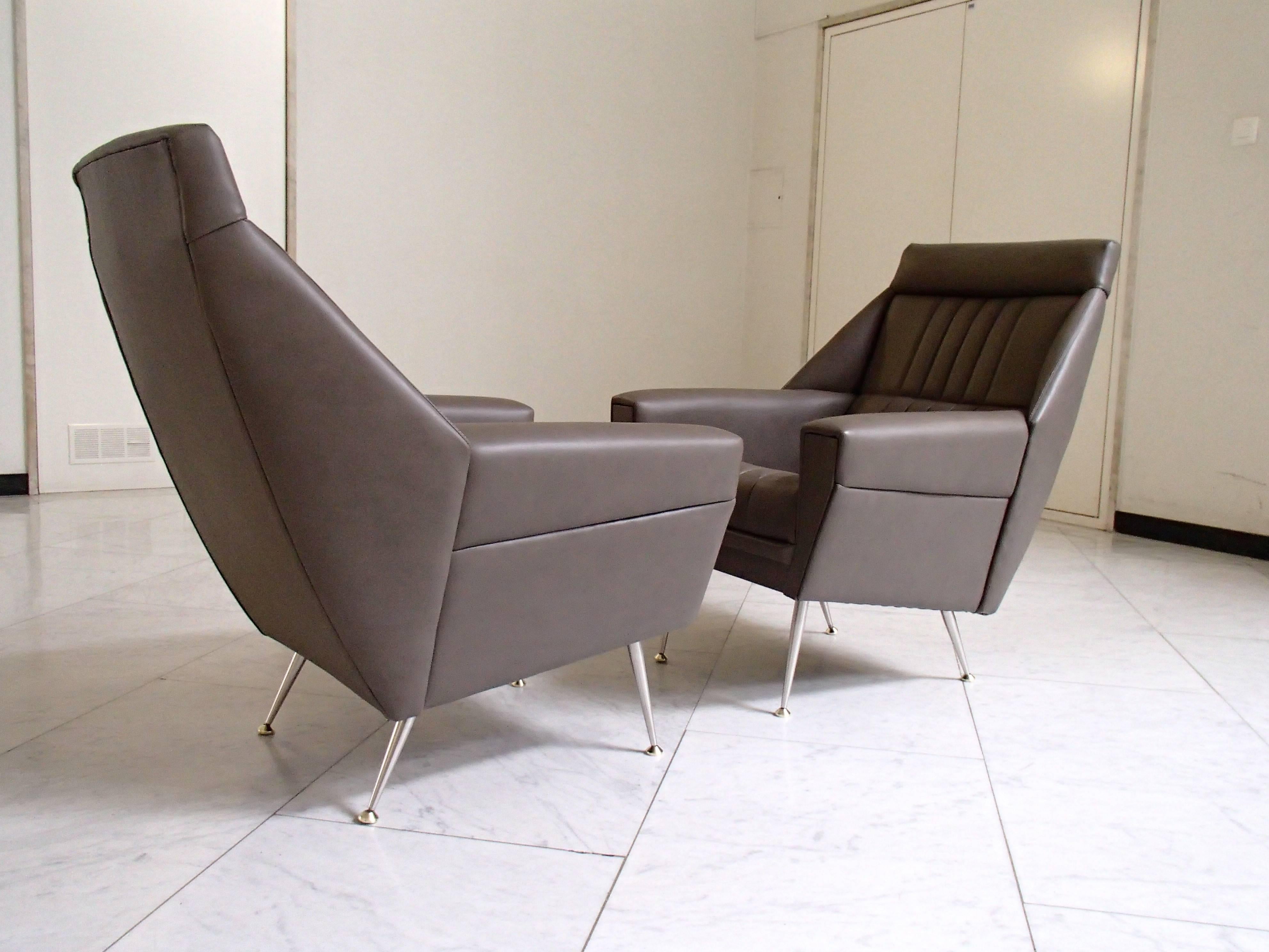 Pair of Mid-Century Modern Armchairs Grey Greenish Leather In Good Condition For Sale In Weiningen, CH