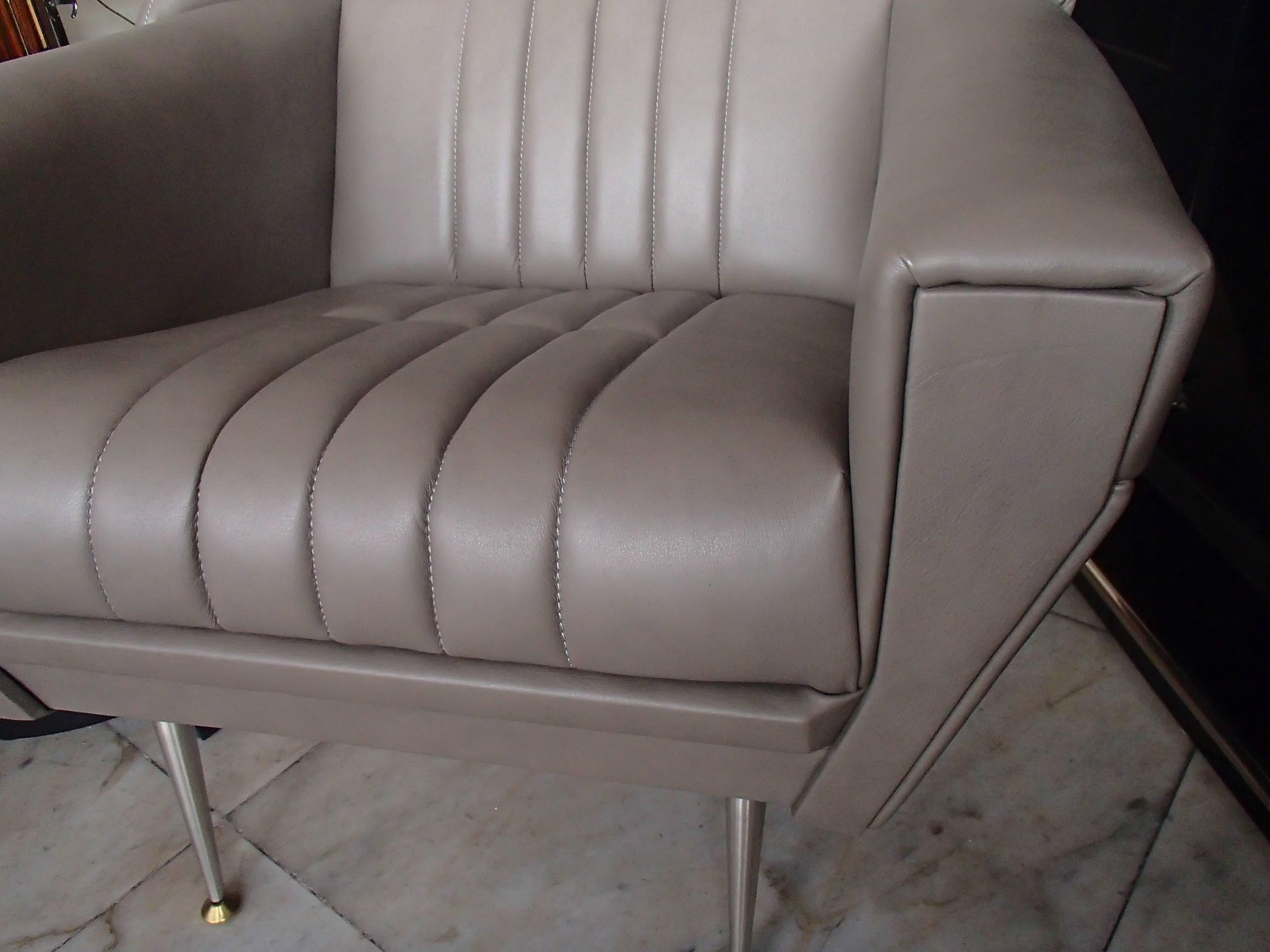 20th Century Pair of Mid-Century Modern Armchairs Grey Greenish Leather For Sale