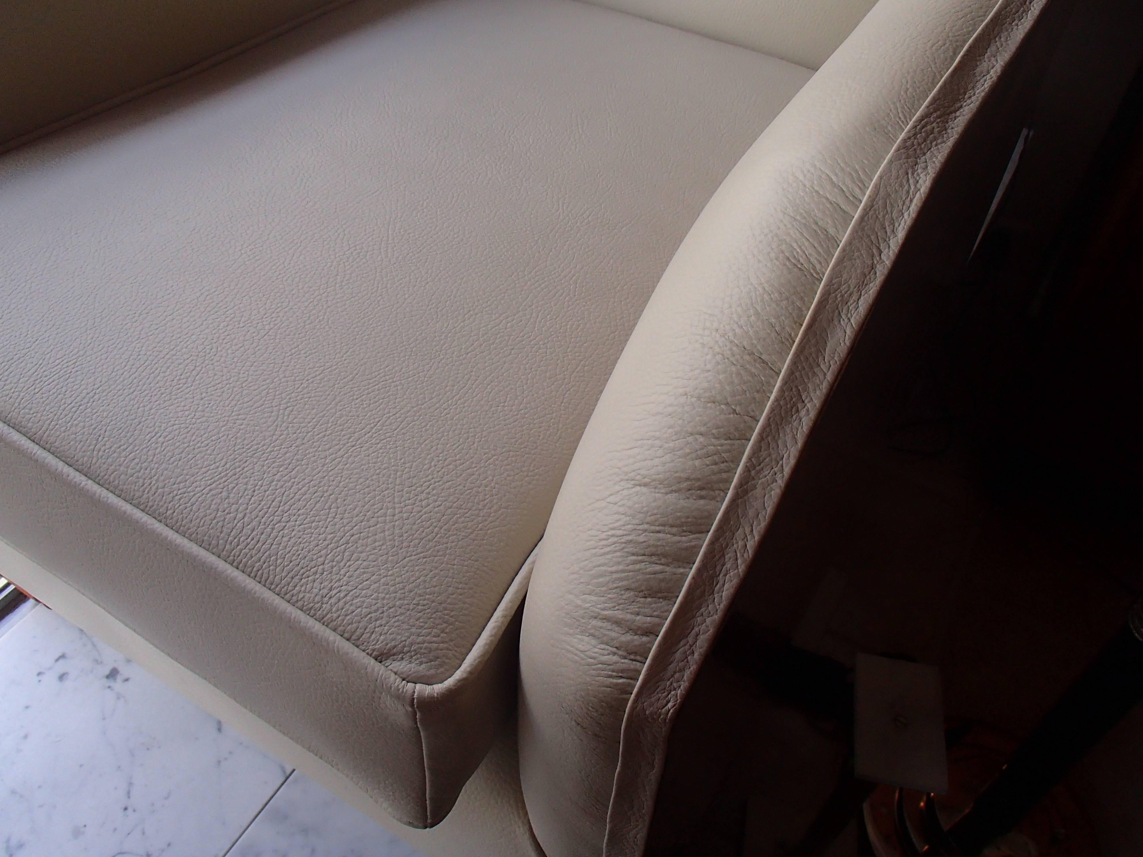 1930 Pair of Armchairs Off-White Leather and Rosewood For Sale 1