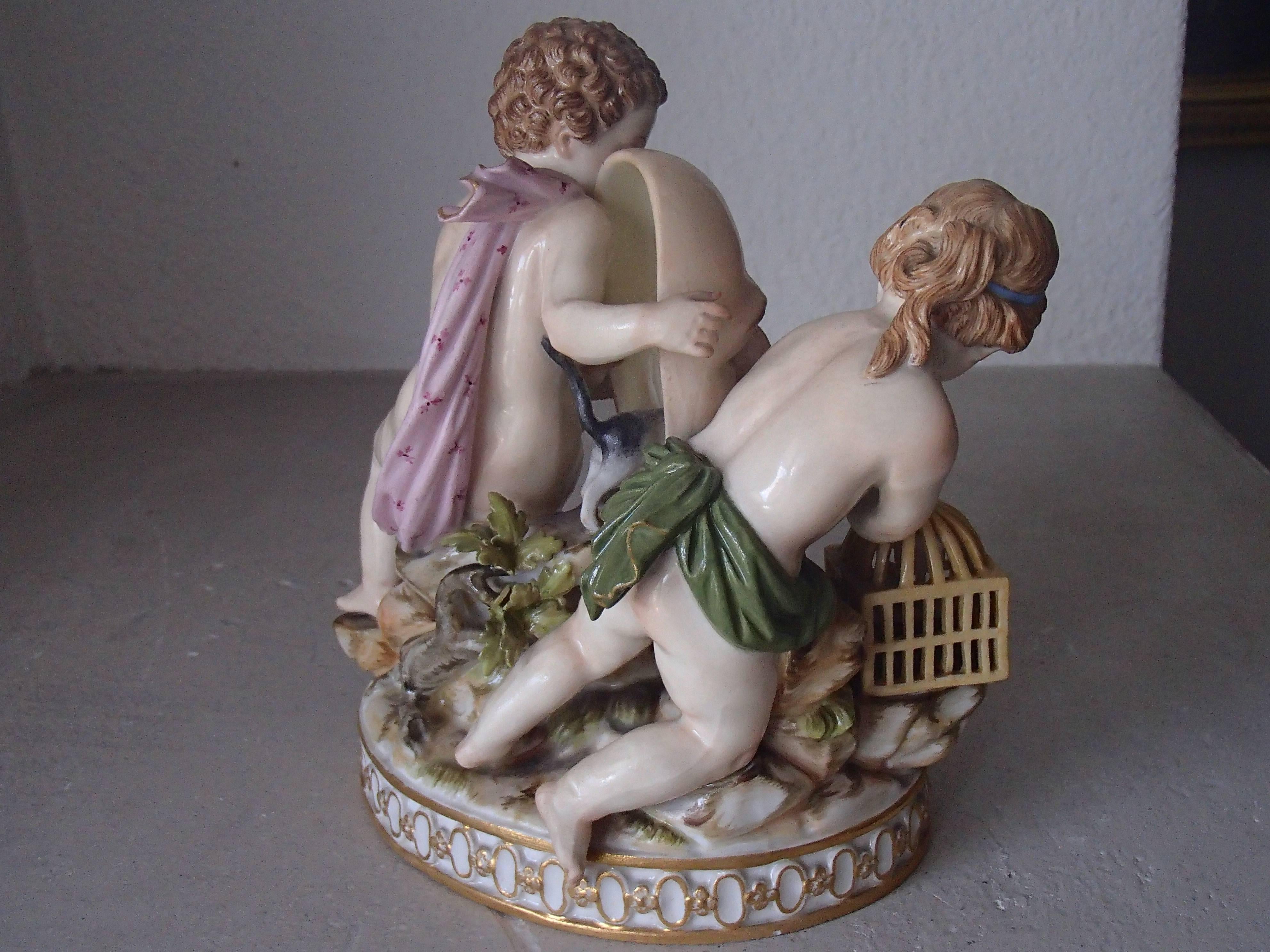 Rococo Figurines de Meissen du 19e siècle tenant un masque et une cage à oiseaux en vente