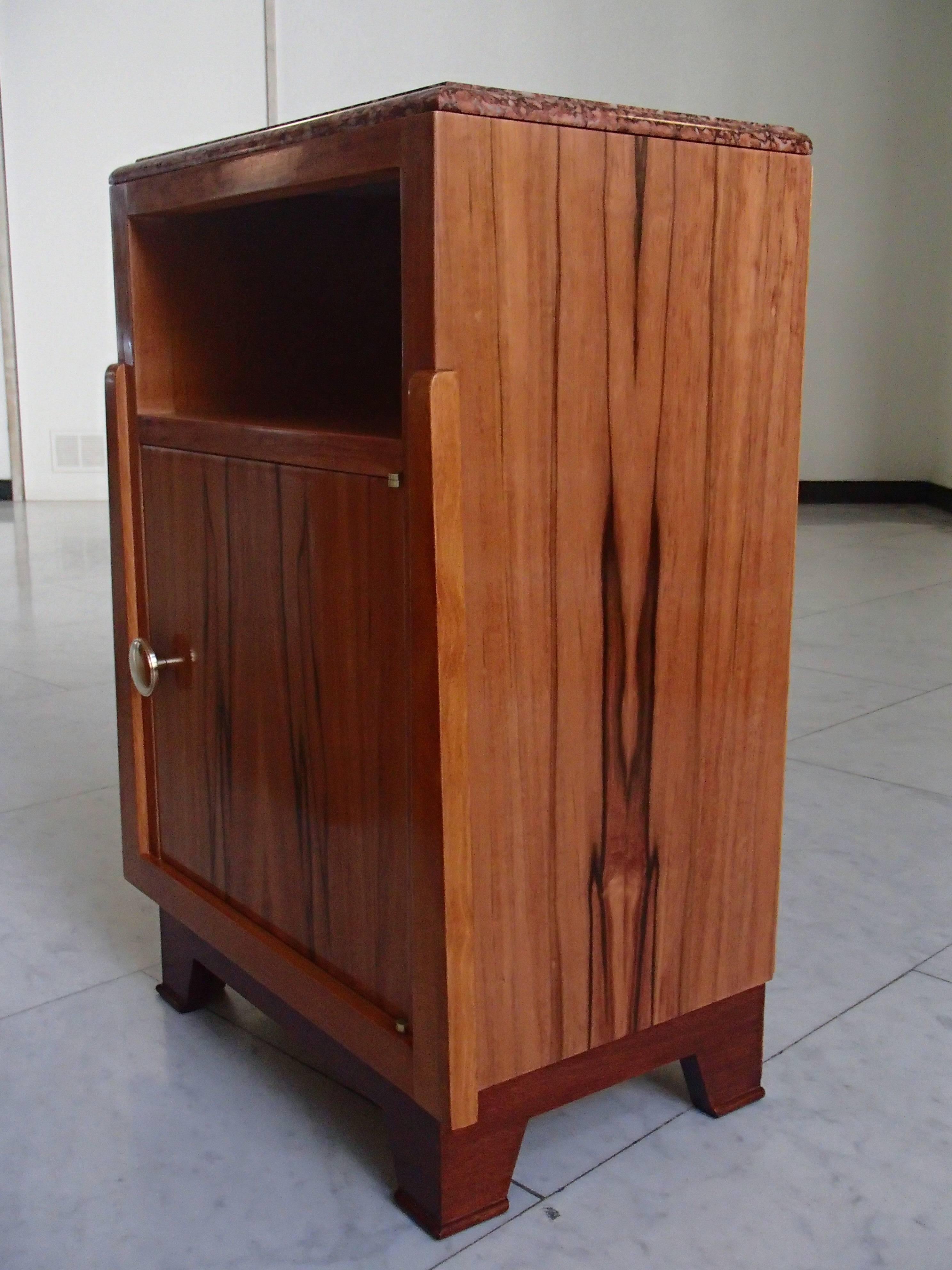 Paire de tables de nuit cubistes de 1930 pour table d'appoint en bois de pomme et plateau en marbre rouge Bon état - En vente à Weiningen, CH