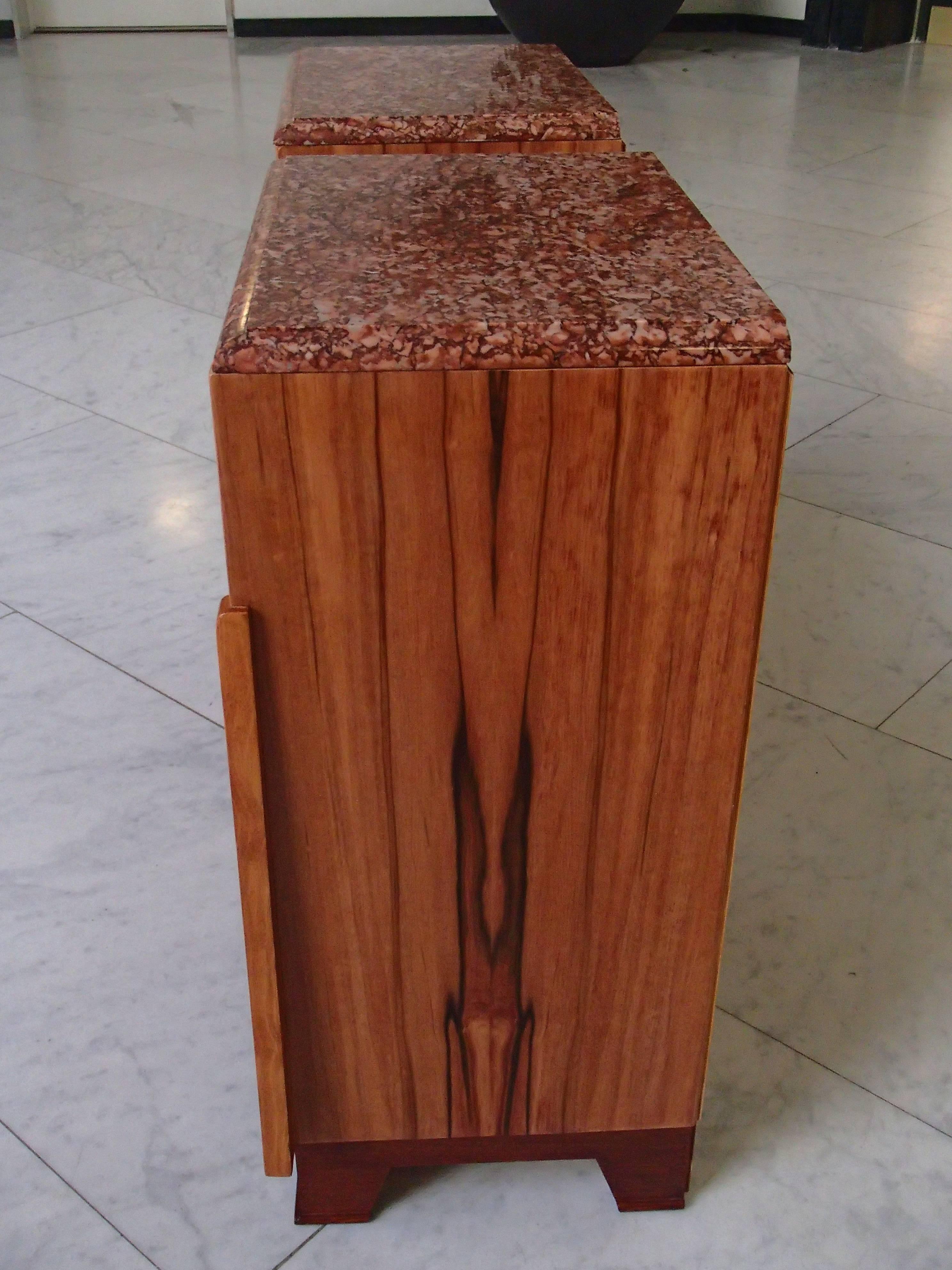 1930 Pareja Cubista Mesillas de Noche Mesa Auxiliar Madera de Manzano Tapa de Mármol Rojo Pulido en venta