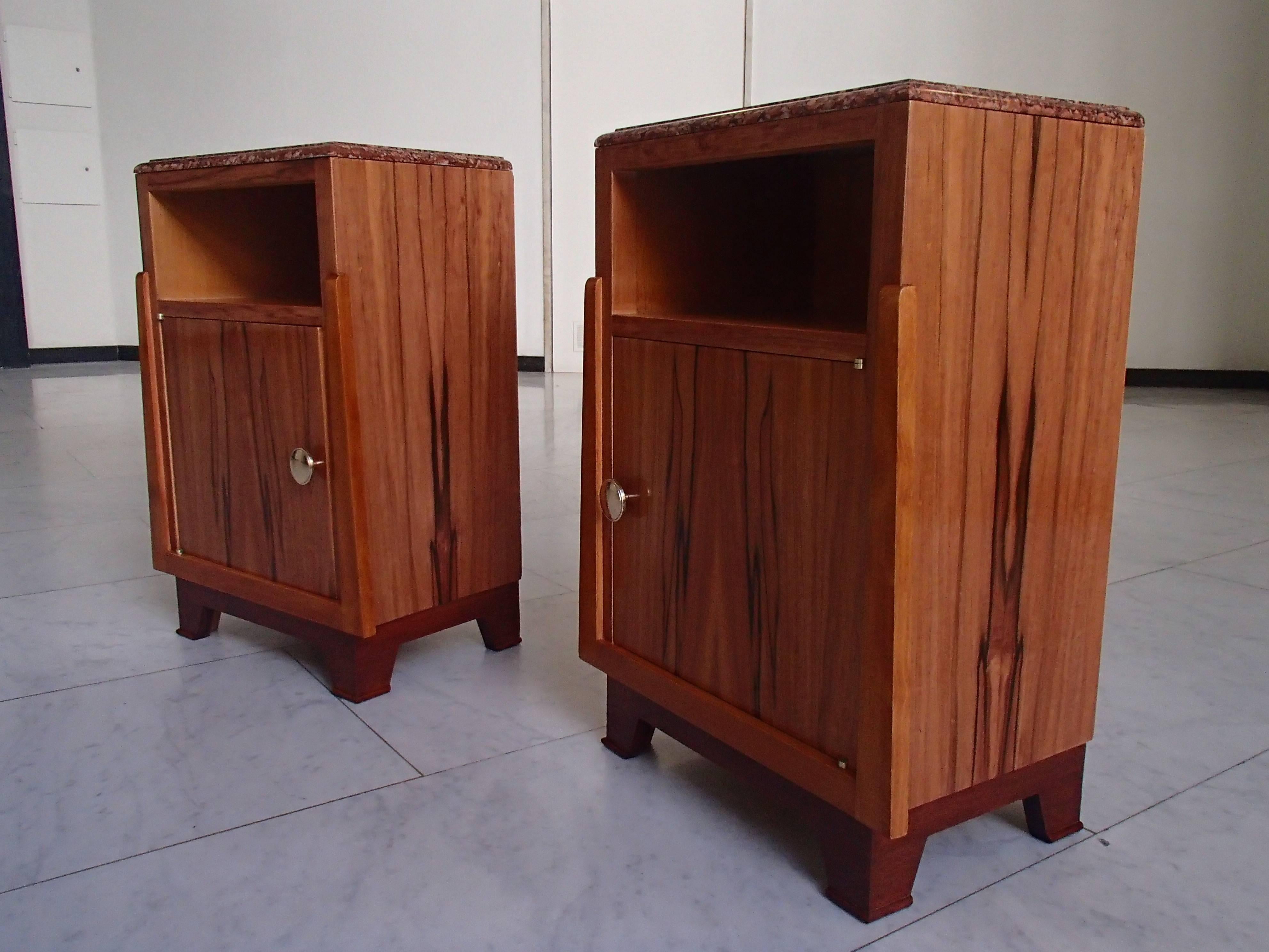 Rarísima pareja de mesas auxiliares/mesillas de noche cubistas reales de palisandro con chapa de madera de manzano y tapa de mármol rojo.