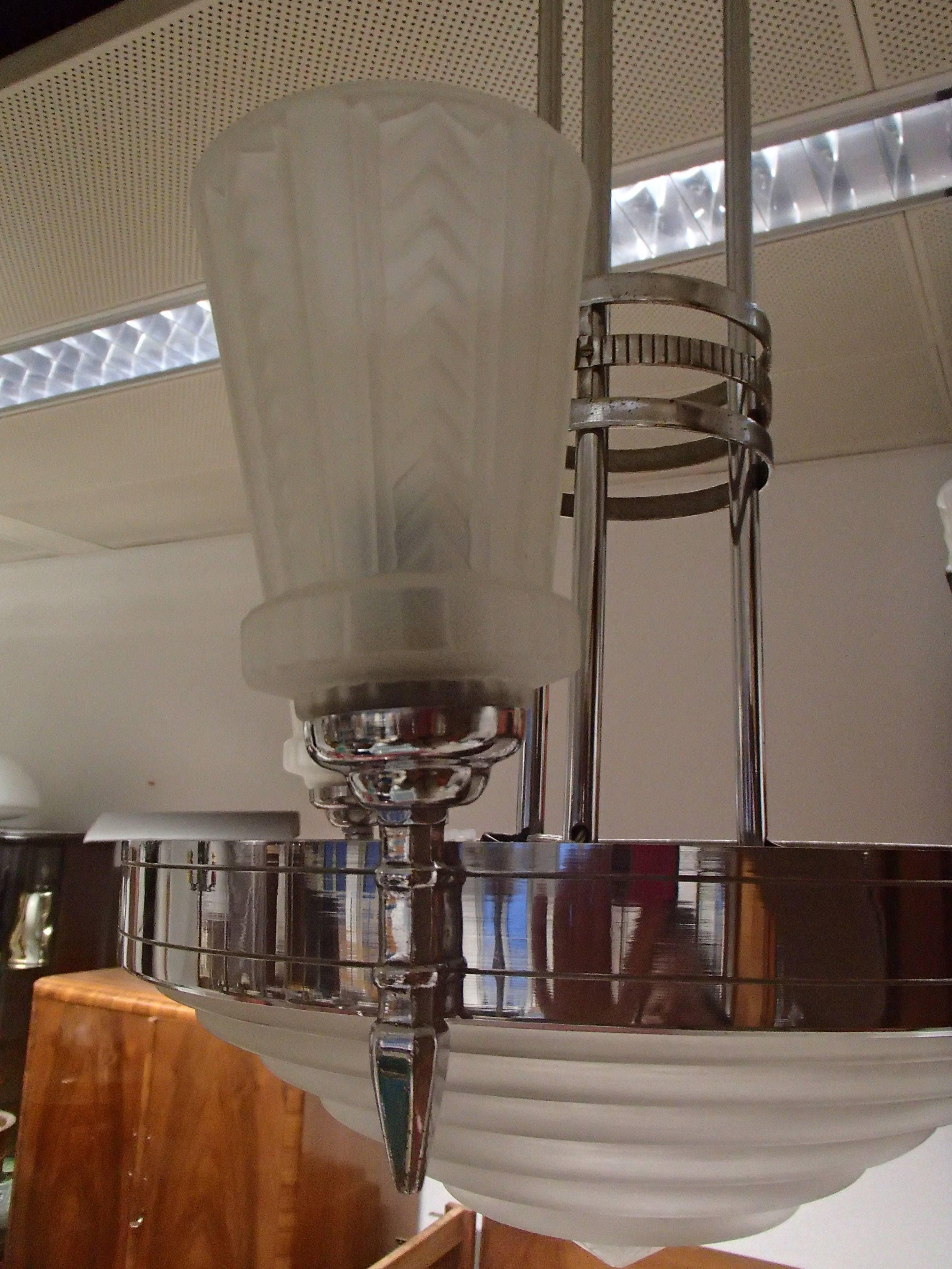Art Déco Lampadario del 1930 di G. Leleu in ottone cromato e vetro colorato in vendita