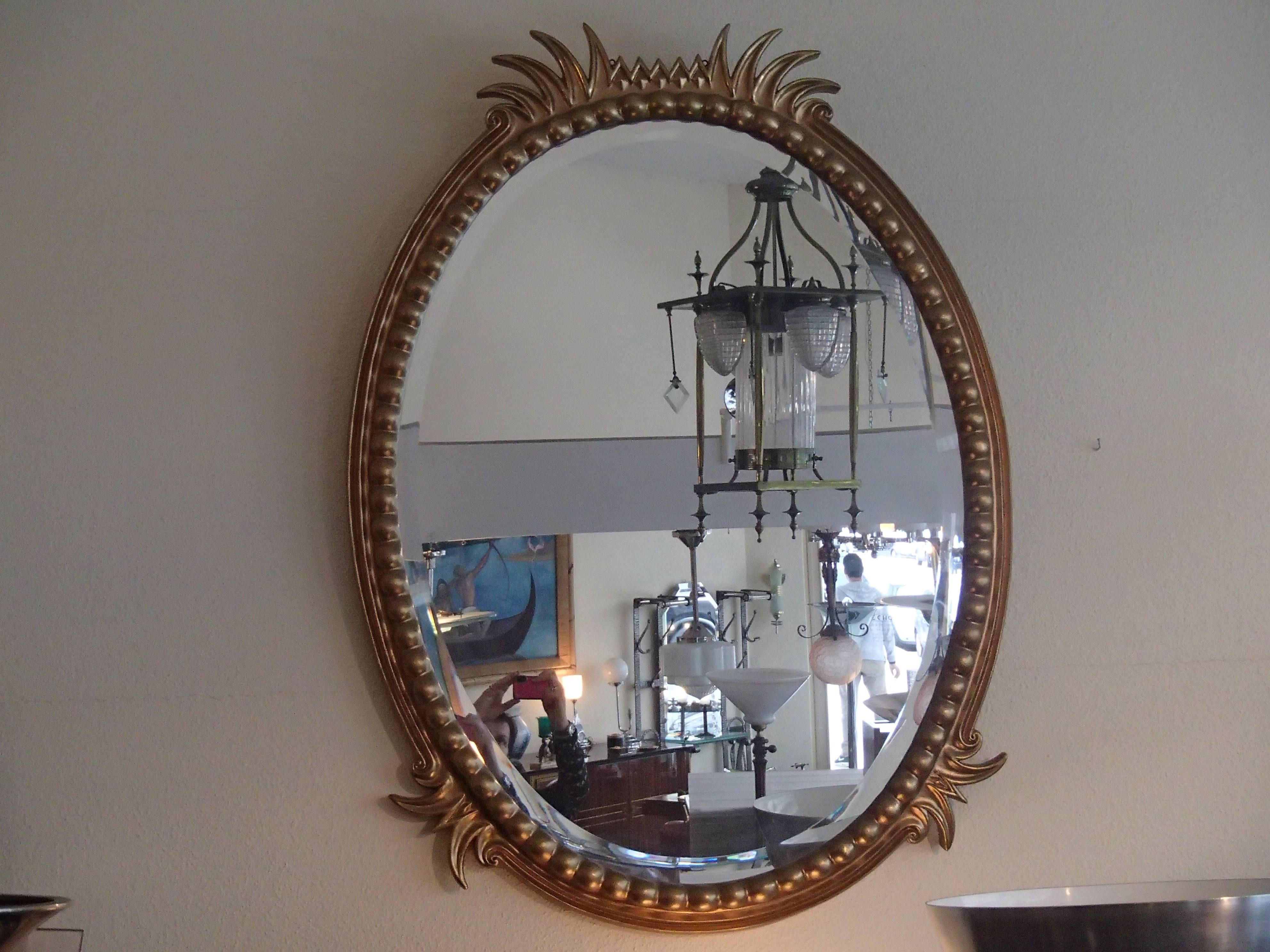 Hughes-Spiegel des 19. Jahrhunderts mit ovalem goldenem Rahmen (Geschnitzt) im Angebot