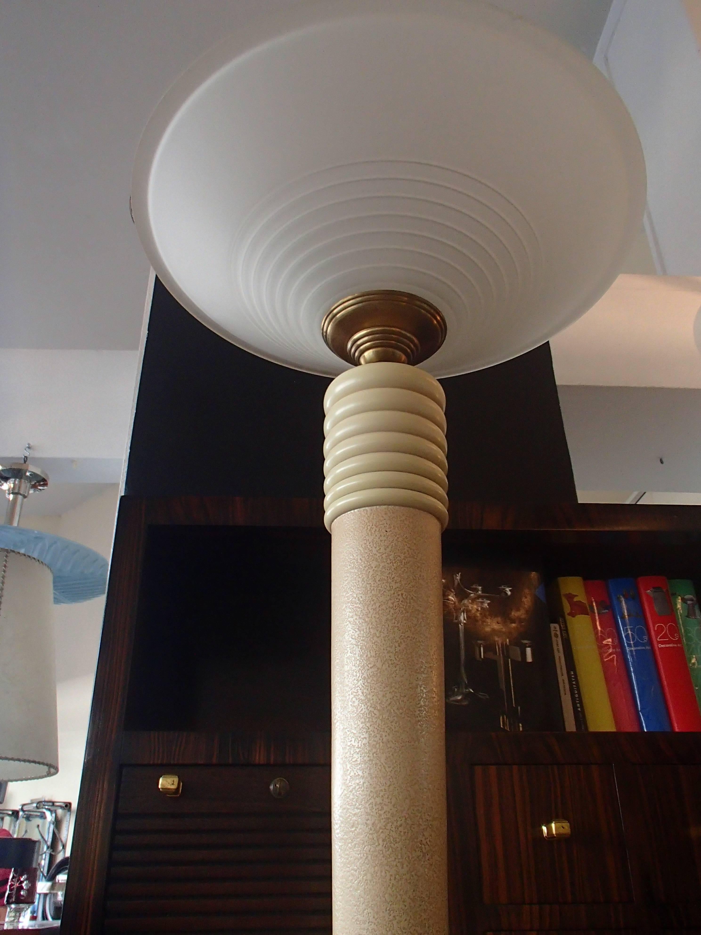 1940 Floor Lamp Ivory Lacquered Sable Glass Shade In Good Condition For Sale In Weiningen, CH