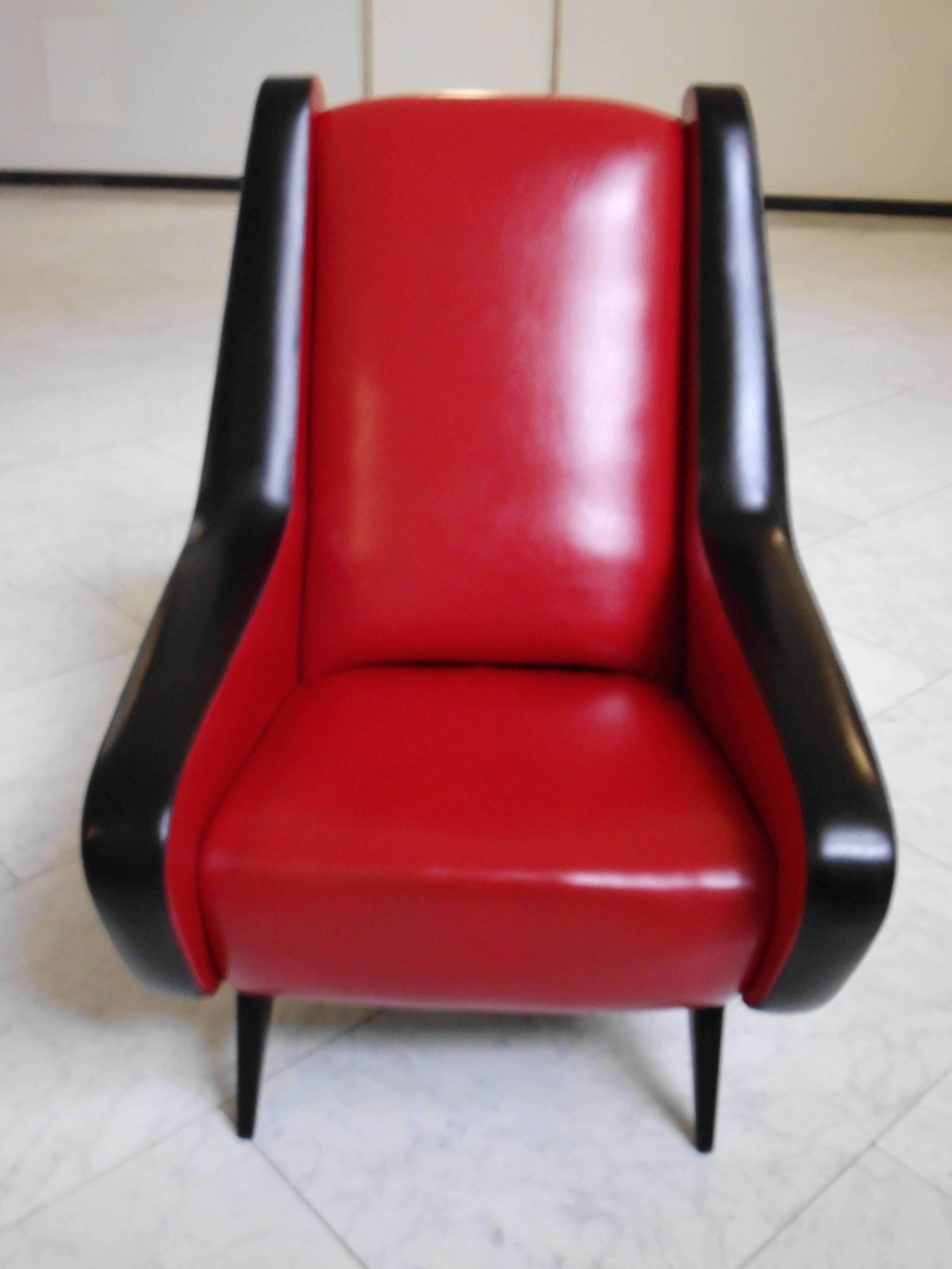 Very comfortable leatherette lounge chair all-over original in perfect condition.