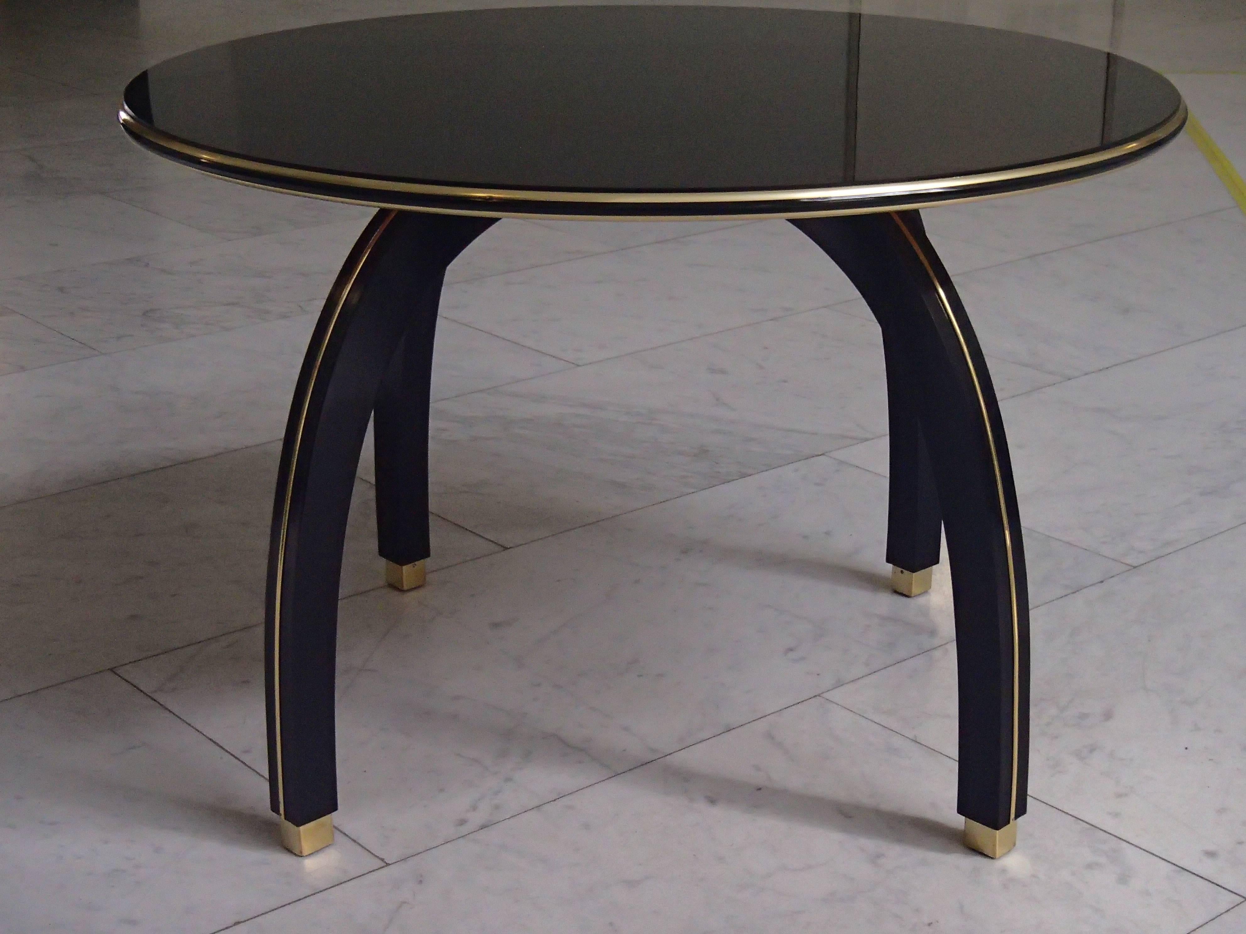 Milieu du XXe siècle Grande table d'appoint ronde en verre noir dans le style de Jindrich Halabala en vente