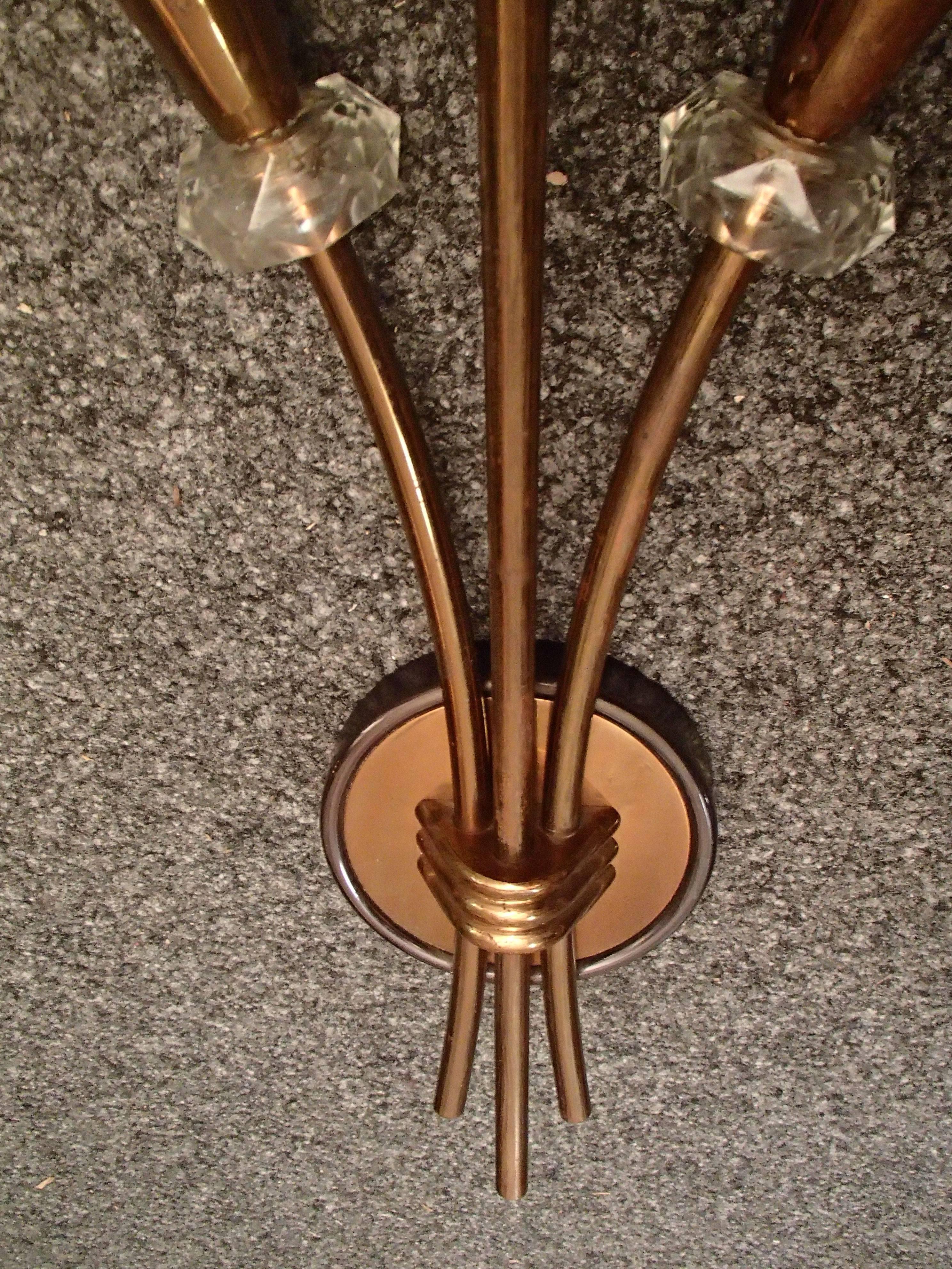 Kupferkronleuchter aus der Mitte des Jahrhunderts mit einem Paar passender Wandleuchten/Sonnenschirme im Angebot 1