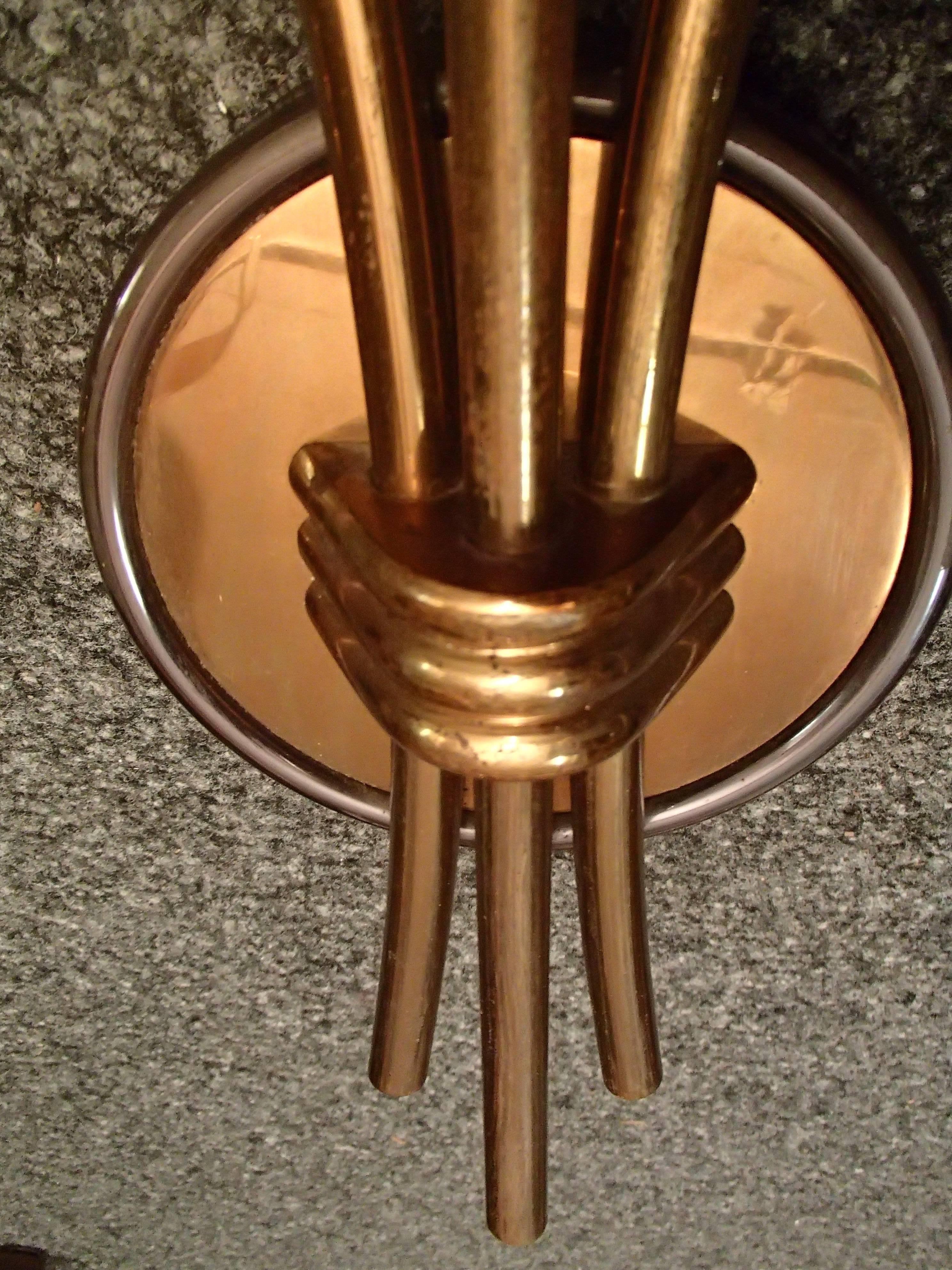 Kupferkronleuchter aus der Mitte des Jahrhunderts mit einem Paar passender Wandleuchten/Sonnenschirme im Angebot 3
