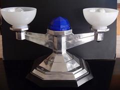 Lampe de bureau italienne importante en forme de chemin de fer, en aluminium, 1940