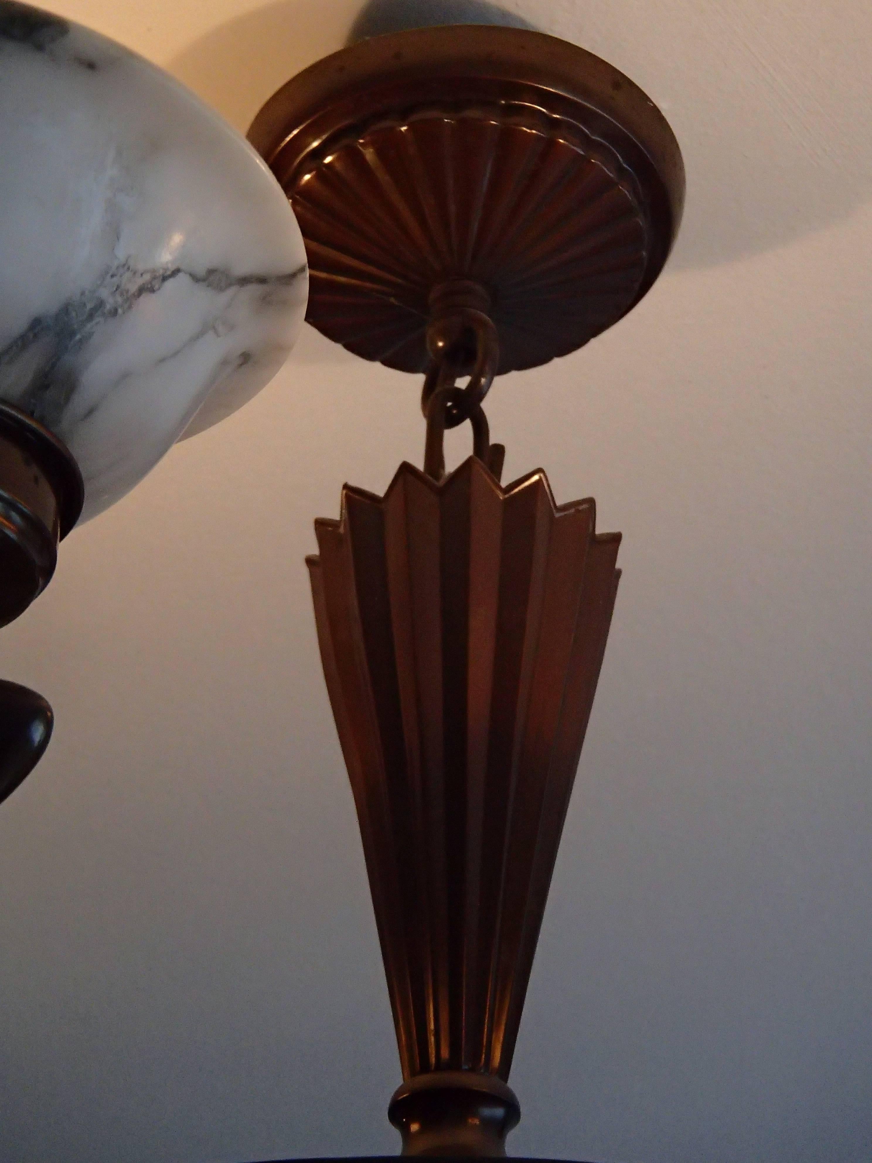 Tedesco Lampadario in bronzo del XIX secolo con cinque coppe di alabastro e figure femminili in vendita