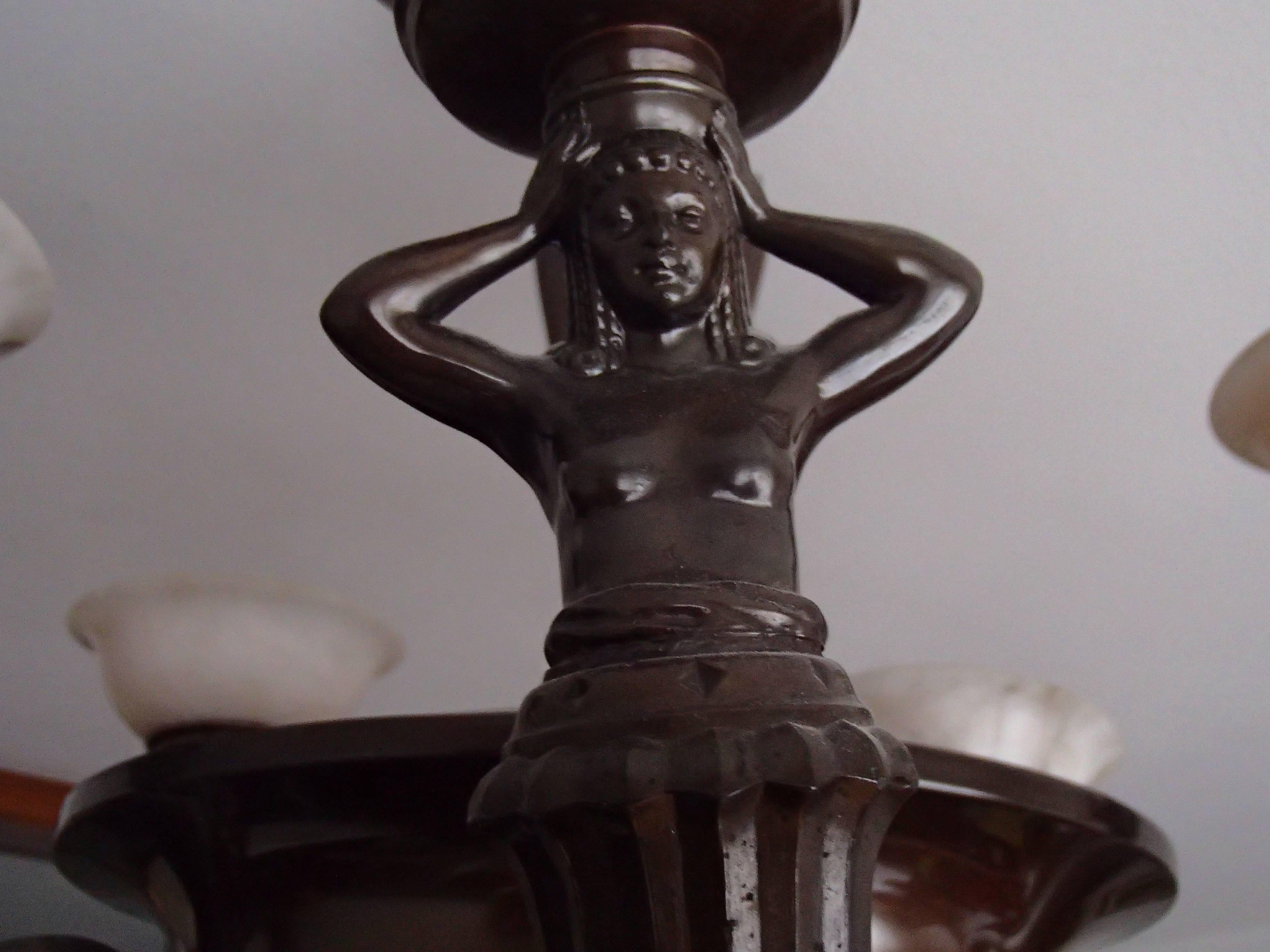 Lampadario in bronzo del XIX secolo con cinque coppe di alabastro e figure femminili In condizioni buone in vendita a Schöfflisdorf, CH