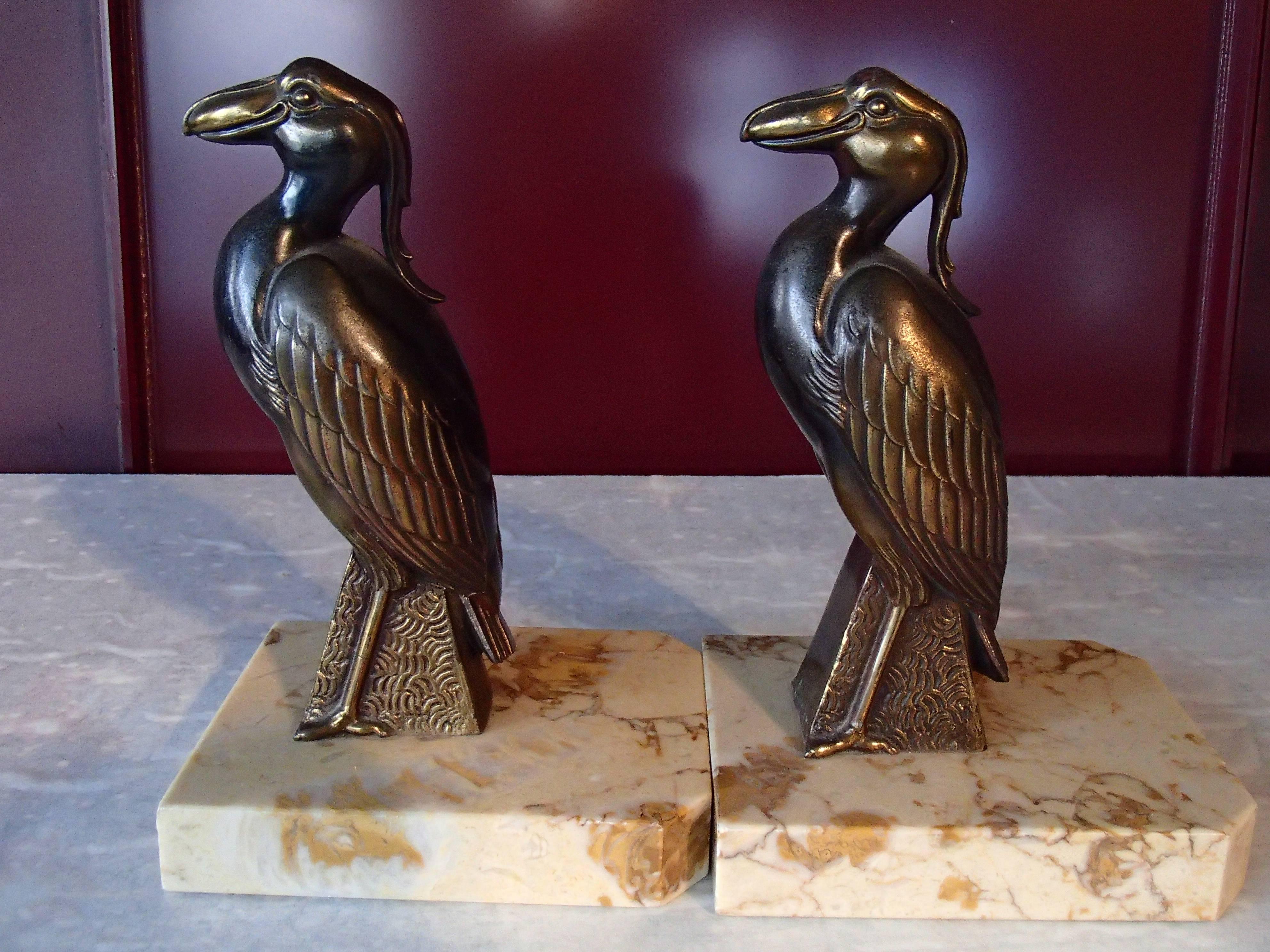 Schönes Paar von Bronze Buchstützen auf Marmor von der berühmten Französisch Bildhauer meist Tiere gemacht.